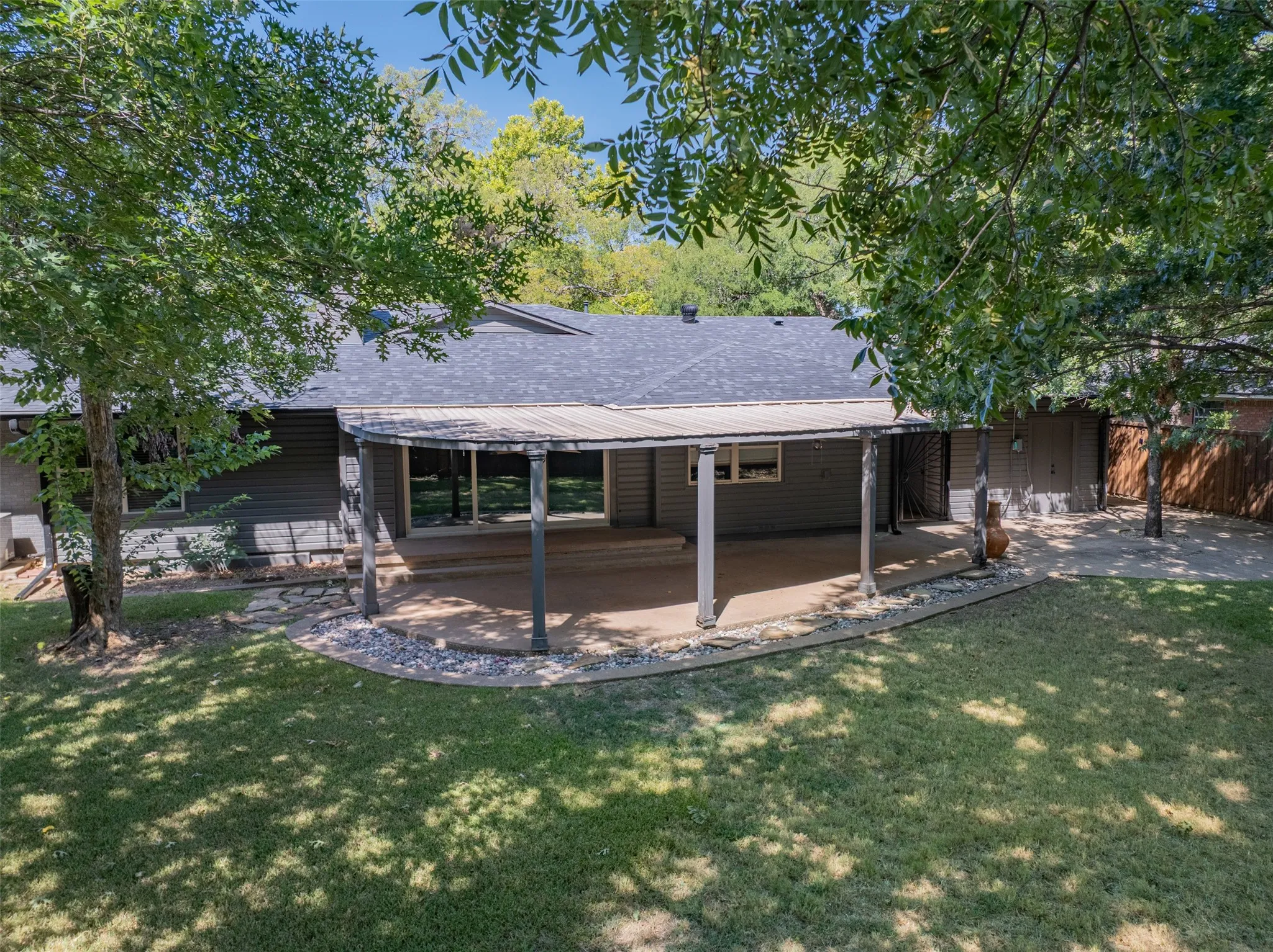 Single Family Residence For Sale in Grayson County , 633 N Mckown Avenue, Sherman, Texas 75092, 4 Bedroom, 3 Bathroom, 2 Garage spaces, 2,298 Sqft, built in 1955, mls#21339893, Real Estate Agent in Sherman, Homes For Sale in Grayson county, Homes For Sale in Sherman, Realtor in Sherman Texas, Real Estate Brokerage Independent Realty Texas, Luminita Cordes Realtor