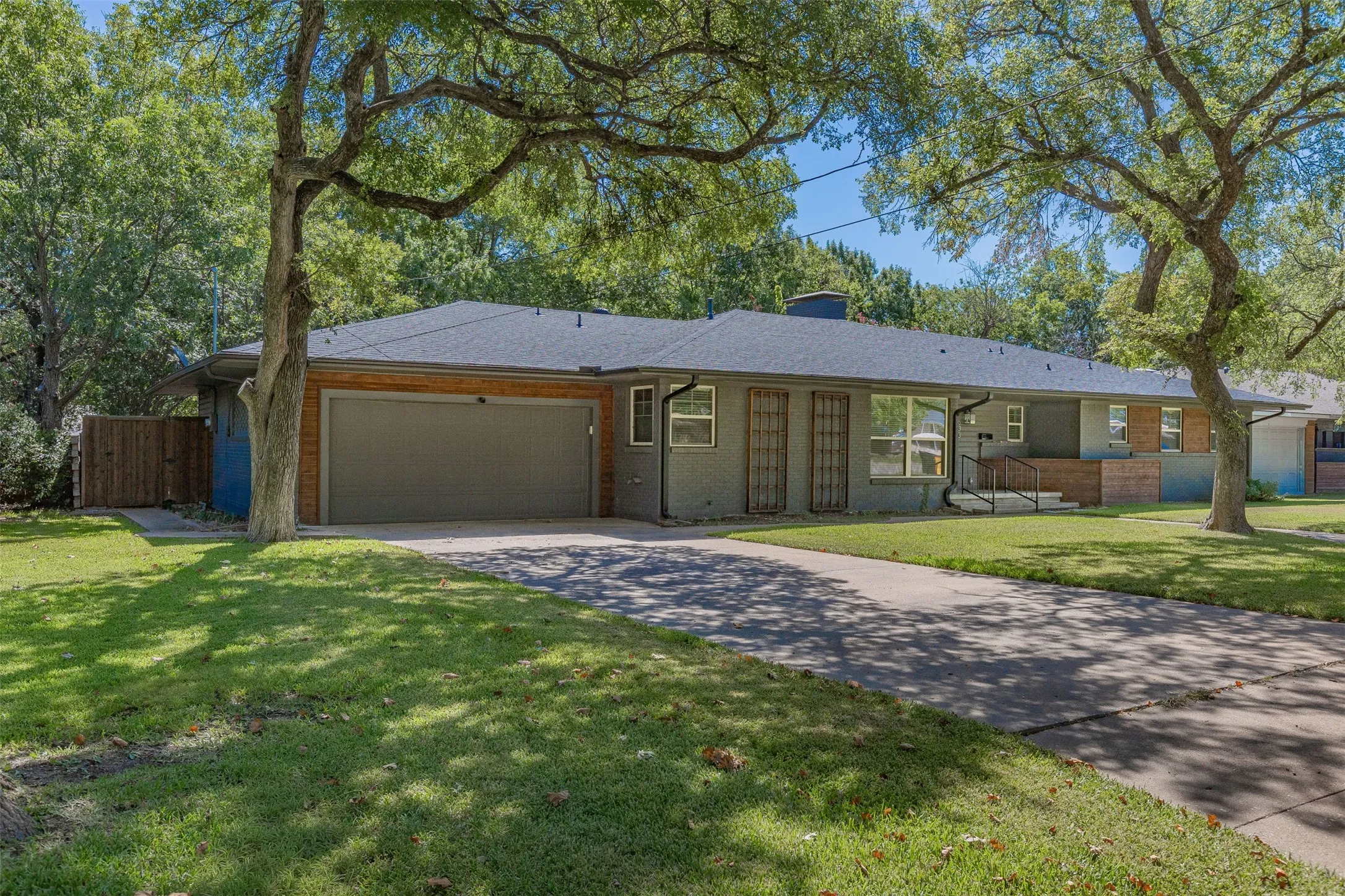 Single Family Residence For Sale in Grayson County , 633 N Mckown Avenue, Sherman, Texas 75092, 4 Bedroom, 3 Bathroom, 2 Garage spaces, 2,298 Sqft, built in 1955, mls#21339893, Real Estate Agent in Sherman, Homes For Sale in Grayson county, Homes For Sale in Sherman, Realtor in Sherman Texas, Real Estate Brokerage Independent Realty Texas, Luminita Cordes Realtor