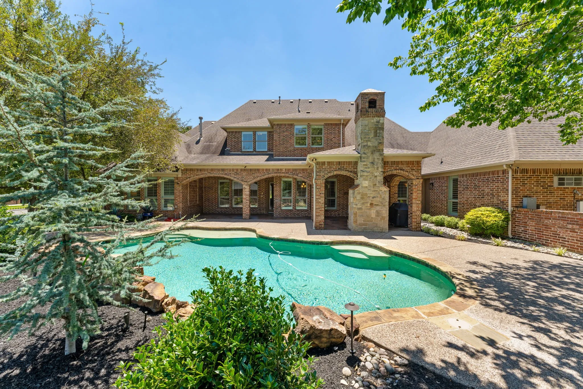 Expansive pool decking