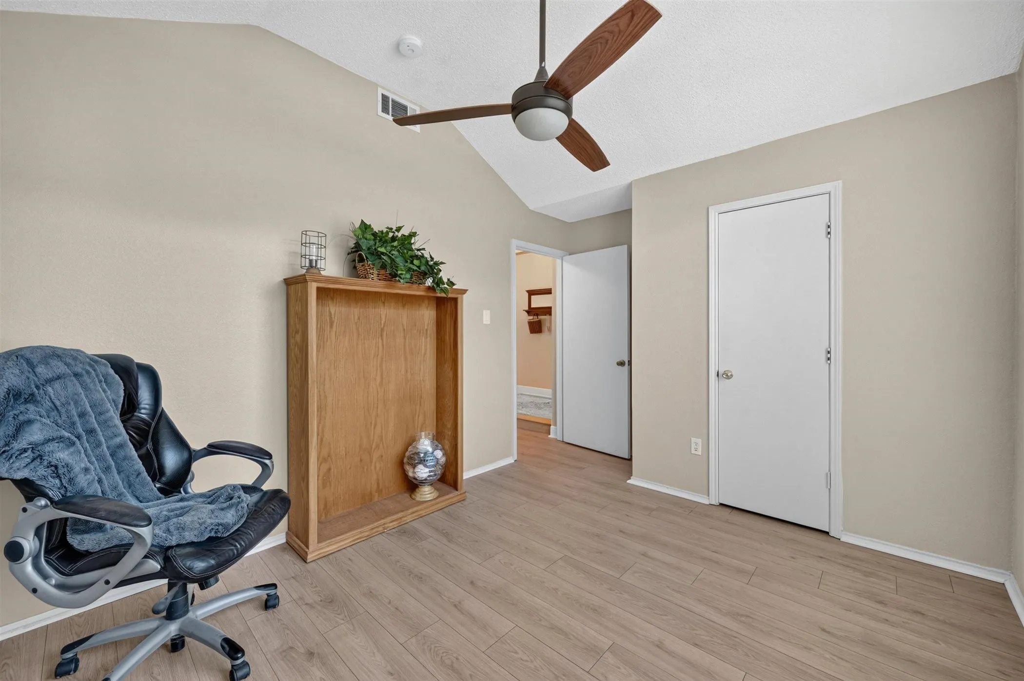 Single Family Residence For Sale in Denton County , 2103 Meadowview Drive, Corinth, Texas 76210, 3 Bedroom, 2 Bathroom, 2 Garage spaces, 1,642 Sqft, built in 1993, mls#21330447, Real Estate Agent in Corinth, Homes For Sale in Denton county, Homes For Sale in Corinth, Realtor in Corinth Texas, Real Estate Brokerage Independent Realty Texas, Luminita Cordes Realtor