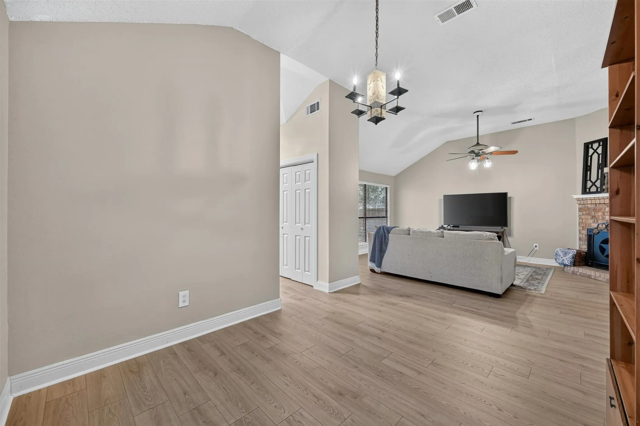 Single Family Residence For Sale in Denton County , 2103 Meadowview Drive, Corinth, Texas 76210, 3 Bedroom, 2 Bathroom, 2 Garage spaces, 1,642 Sqft, built in 1993, mls#21330447, Real Estate Agent in Corinth, Homes For Sale in Denton county, Homes For Sale in Corinth, Realtor in Corinth Texas, Real Estate Brokerage Independent Realty Texas, Luminita Cordes Realtor