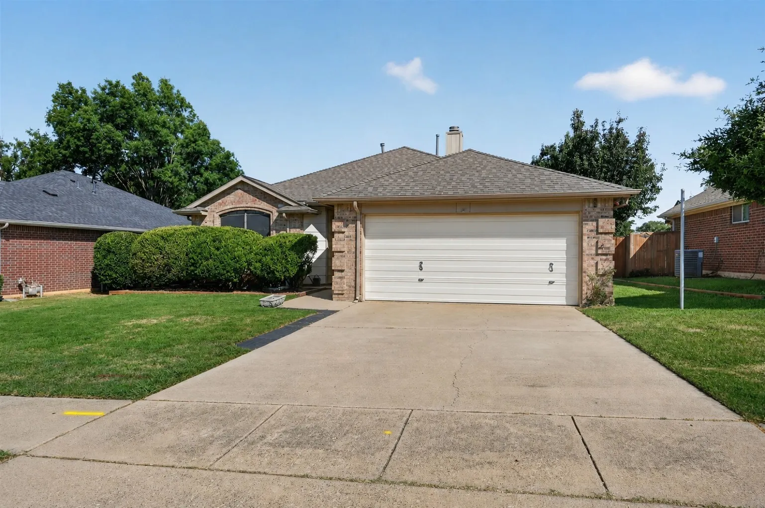 Single Family Residence For Sale in Denton County , 2103 Meadowview Drive, Corinth, Texas 76210, 3 Bedroom, 2 Bathroom, 2 Garage spaces, 1,642 Sqft, built in 1993, mls#21330447, Real Estate Agent in Corinth, Homes For Sale in Denton county, Homes For Sale in Corinth, Realtor in Corinth Texas, Real Estate Brokerage Independent Realty Texas, Luminita Cordes Realtor