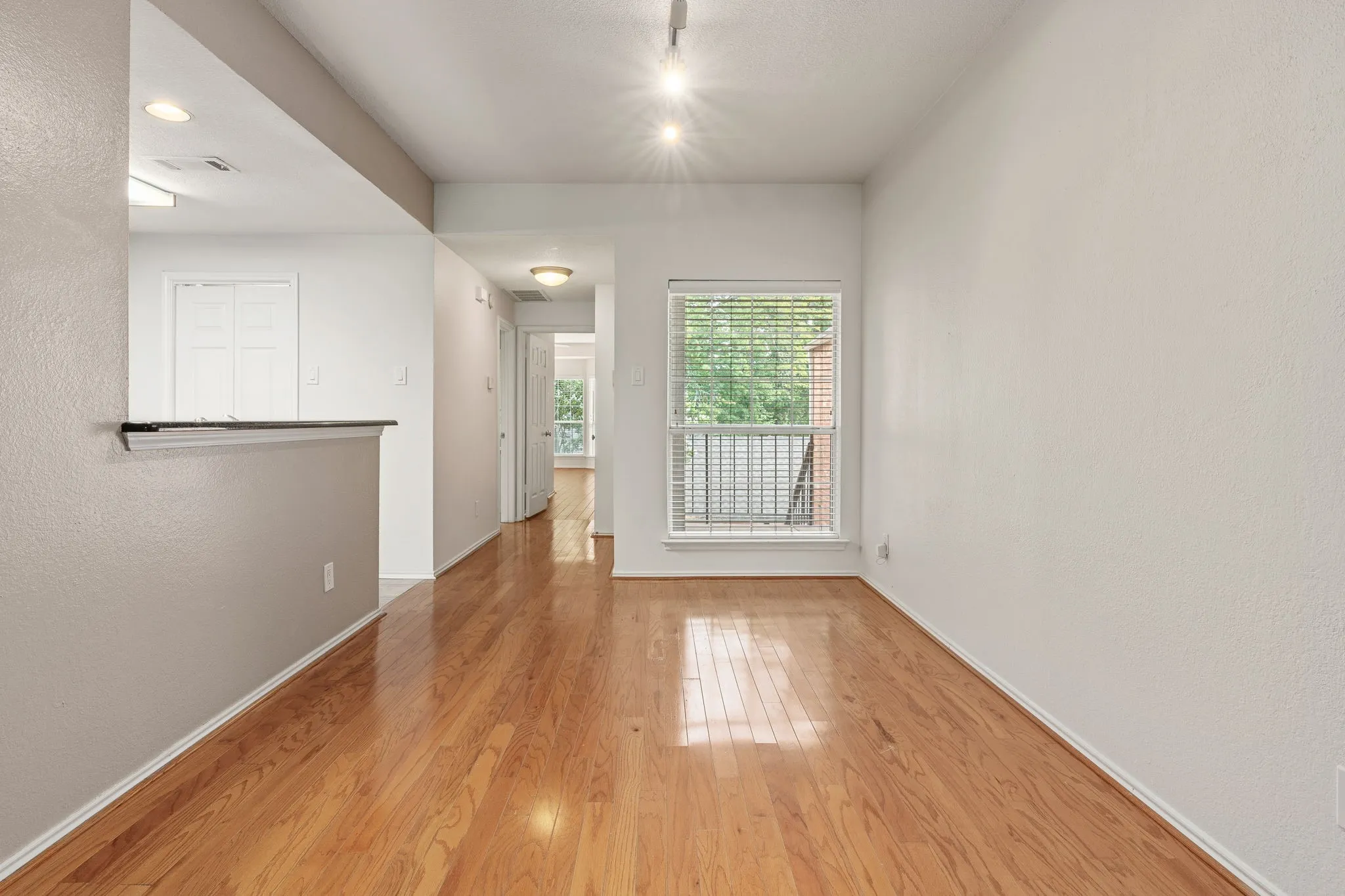 Condominium For Sale in Dallas County , 12660 Hillcrest Road 4203, Dallas, Texas 75230, 1 Bedroom, 1 Bathroom, Garage spaces, 895 Sqft, built in 1986, mls#21344108, Real Estate Agent in Dallas, Homes For Sale in Dallas county, Homes For Sale in Dallas, Realtor in Dallas Texas, Real Estate Brokerage Independent Realty Texas, Luminita Cordes Realtor