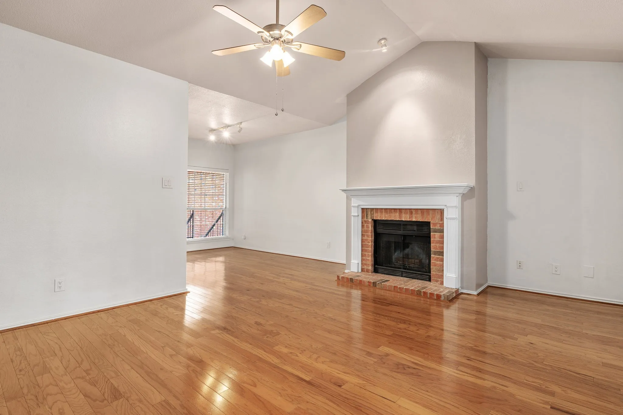 Condominium For Sale in Dallas County , 12660 Hillcrest Road 4203, Dallas, Texas 75230, 1 Bedroom, 1 Bathroom, Garage spaces, 895 Sqft, built in 1986, mls#21344108, Real Estate Agent in Dallas, Homes For Sale in Dallas county, Homes For Sale in Dallas, Realtor in Dallas Texas, Real Estate Brokerage Independent Realty Texas, Luminita Cordes Realtor