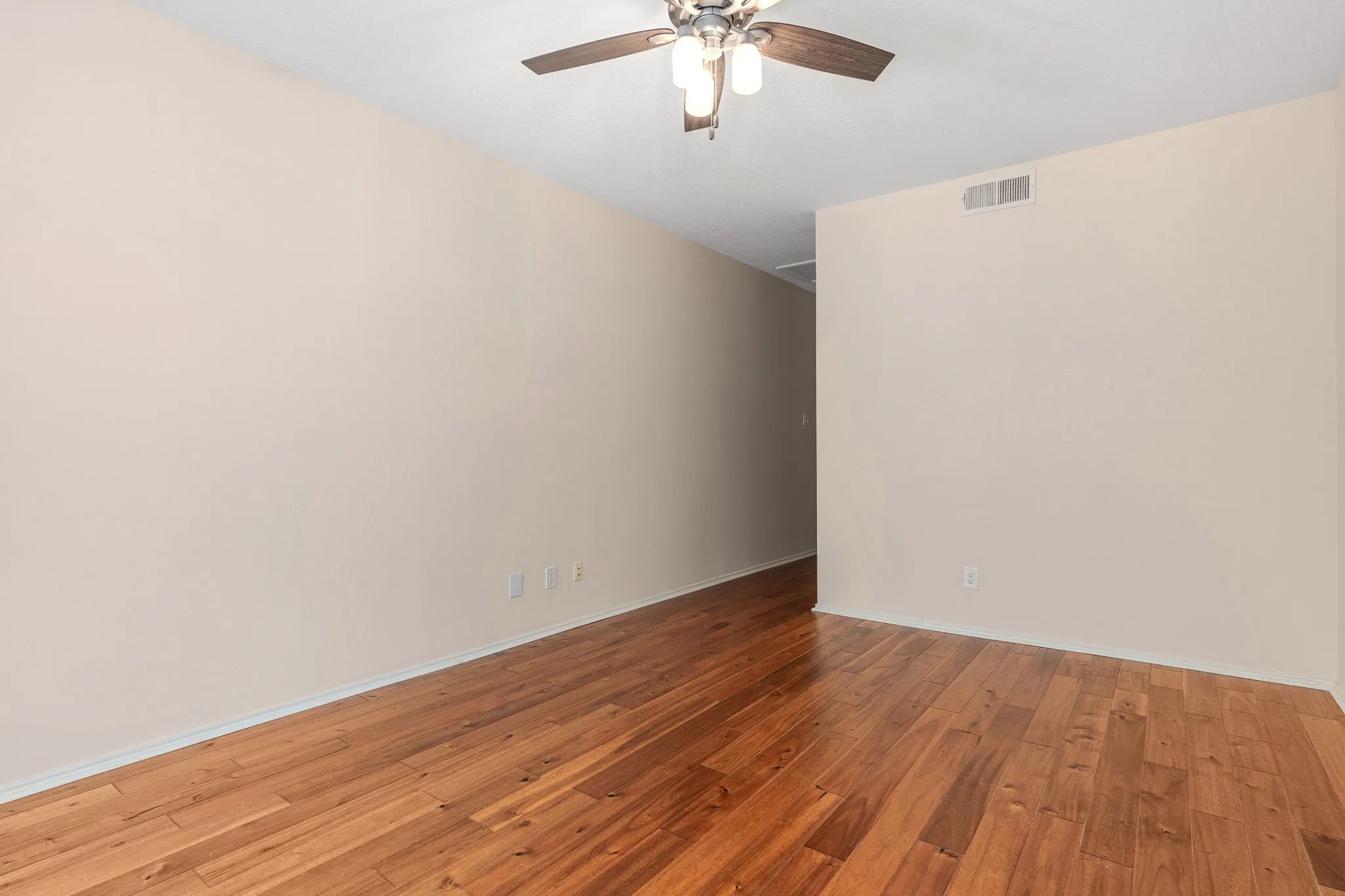 Condominium For Sale in Dallas County , 12660 Hillcrest Road 4203, Dallas, Texas 75230, 1 Bedroom, 1 Bathroom, Garage spaces, 895 Sqft, built in 1986, mls#21344108, Real Estate Agent in Dallas, Homes For Sale in Dallas county, Homes For Sale in Dallas, Realtor in Dallas Texas, Real Estate Brokerage Independent Realty Texas, Luminita Cordes Realtor