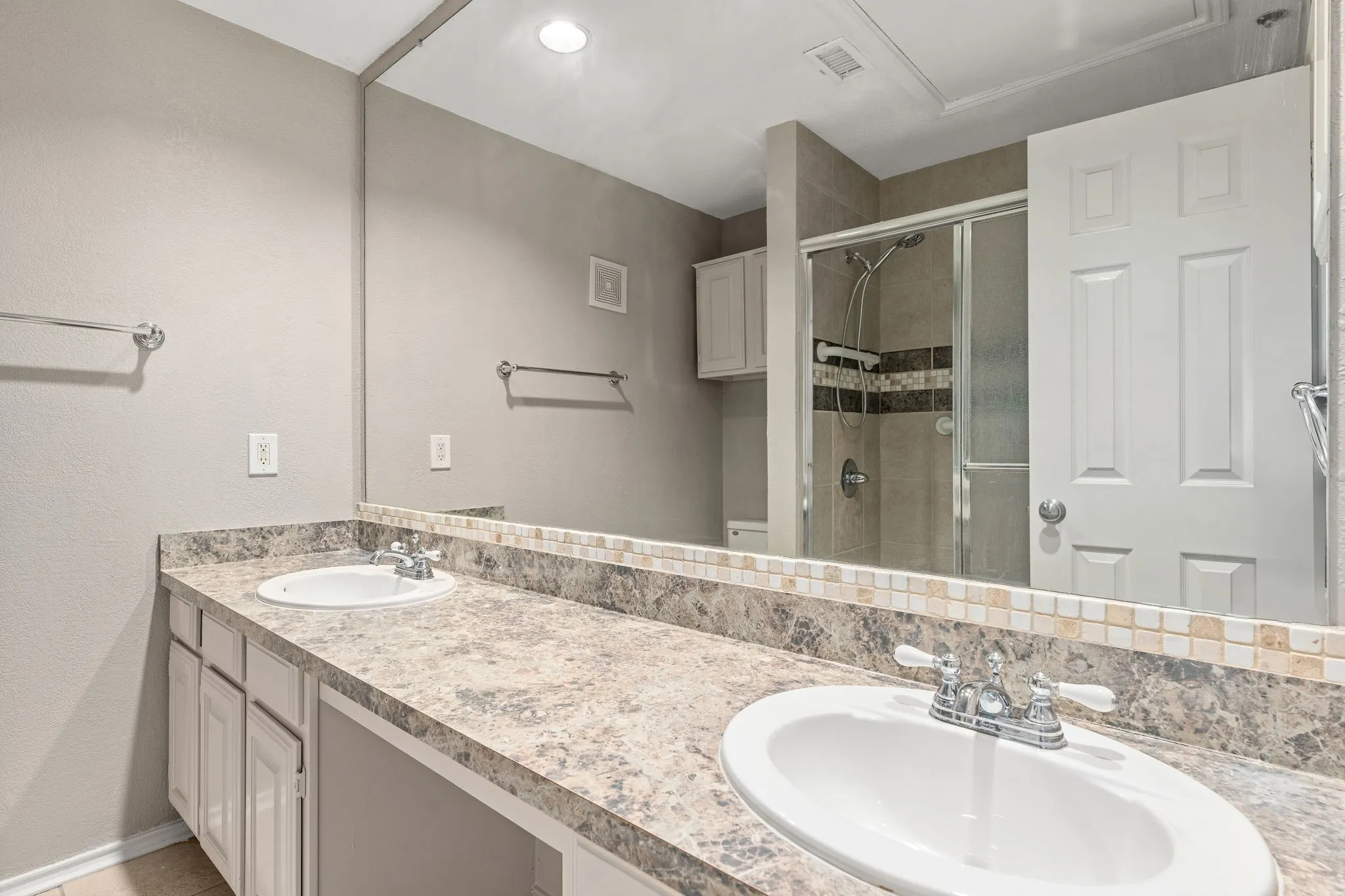 Condominium For Sale in Dallas County , 12660 Hillcrest Road 4203, Dallas, Texas 75230, 1 Bedroom, 1 Bathroom, Garage spaces, 895 Sqft, built in 1986, mls#21344108, Real Estate Agent in Dallas, Homes For Sale in Dallas county, Homes For Sale in Dallas, Realtor in Dallas Texas, Real Estate Brokerage Independent Realty Texas, Luminita Cordes Realtor