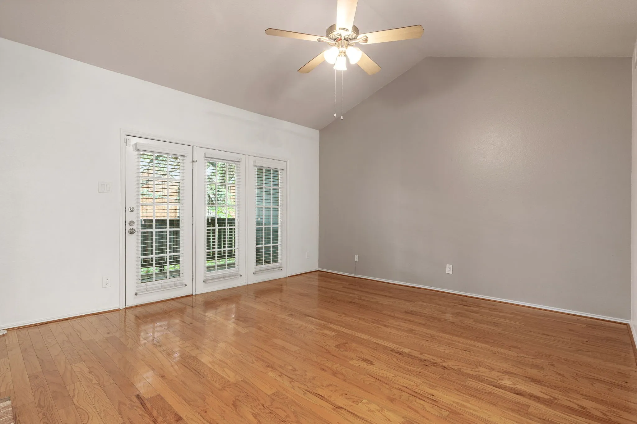 Condominium For Sale in Dallas County , 12660 Hillcrest Road 4203, Dallas, Texas 75230, 1 Bedroom, 1 Bathroom, Garage spaces, 895 Sqft, built in 1986, mls#21344108, Real Estate Agent in Dallas, Homes For Sale in Dallas county, Homes For Sale in Dallas, Realtor in Dallas Texas, Real Estate Brokerage Independent Realty Texas, Luminita Cordes Realtor