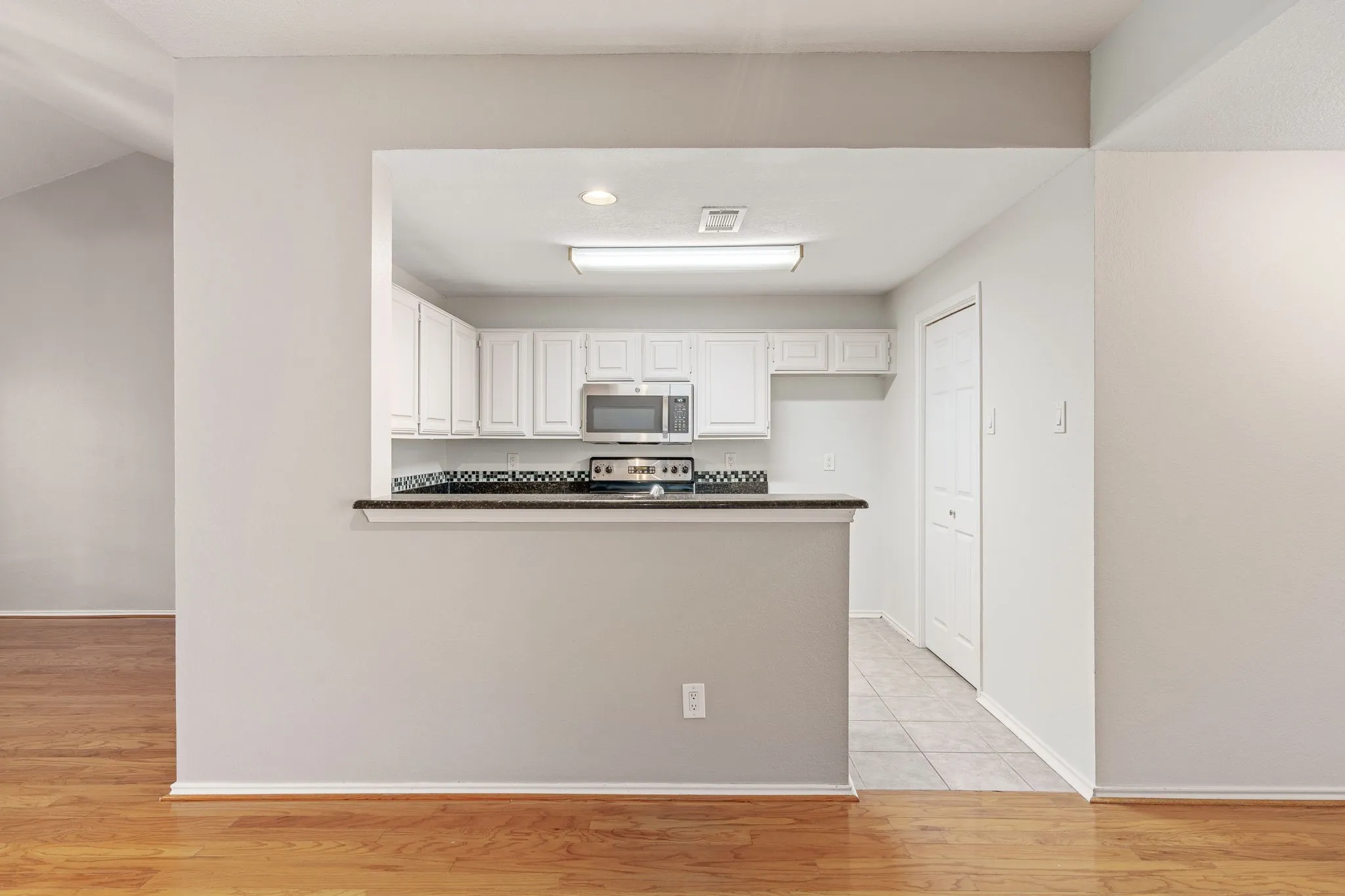 Condominium For Sale in Dallas County , 12660 Hillcrest Road 4203, Dallas, Texas 75230, 1 Bedroom, 1 Bathroom, Garage spaces, 895 Sqft, built in 1986, mls#21344108, Real Estate Agent in Dallas, Homes For Sale in Dallas county, Homes For Sale in Dallas, Realtor in Dallas Texas, Real Estate Brokerage Independent Realty Texas, Luminita Cordes Realtor