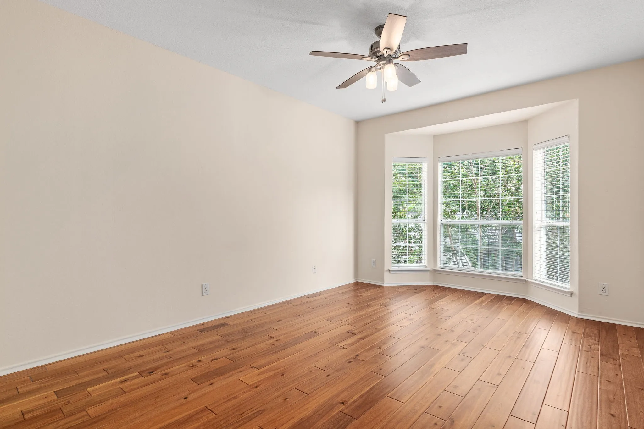 Condominium For Sale in Dallas County , 12660 Hillcrest Road 4203, Dallas, Texas 75230, 1 Bedroom, 1 Bathroom, Garage spaces, 895 Sqft, built in 1986, mls#21344108, Real Estate Agent in Dallas, Homes For Sale in Dallas county, Homes For Sale in Dallas, Realtor in Dallas Texas, Real Estate Brokerage Independent Realty Texas, Luminita Cordes Realtor