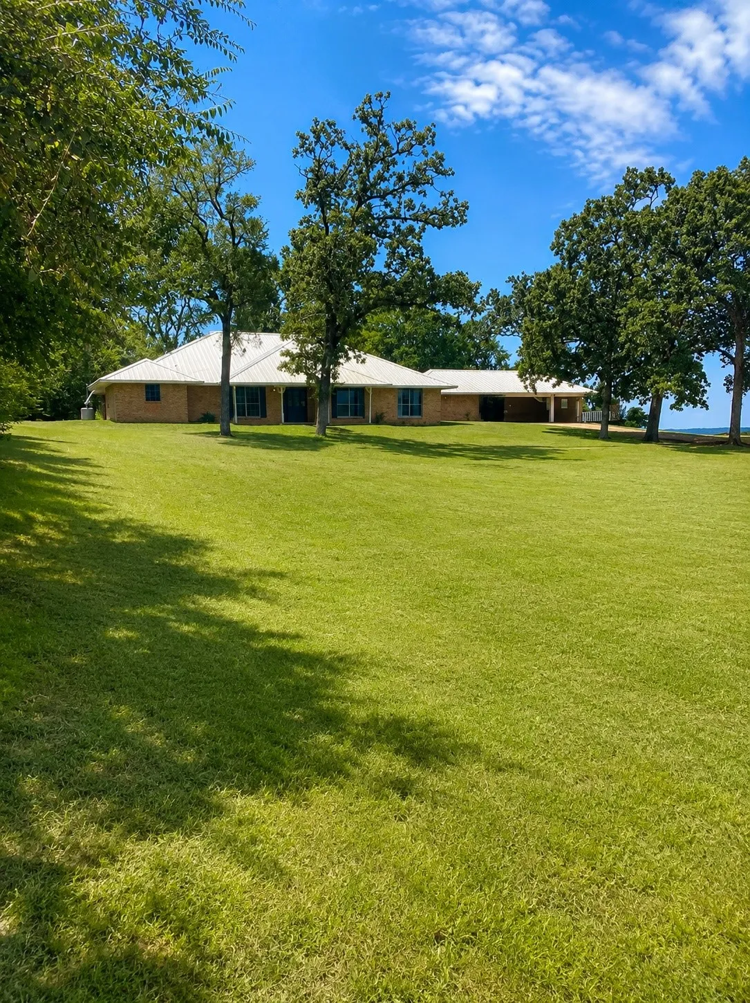 Single Family Residence For Sale in Anderson County , 1092 An County Road 318, Frankston, Texas 75763, 4 Bedroom, 3 Bathroom, 3 Garage spaces, 3,542 Sqft, built in 1976, mls#21344069, Real Estate Agent in Frankston, Homes For Sale in Anderson county, Homes For Sale in Frankston, Realtor in Frankston Texas, Real Estate Brokerage Independent Realty Texas, Luminita Cordes Realtor