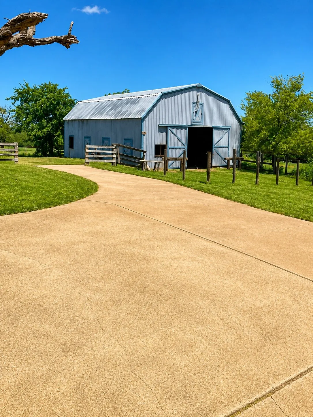 Single Family Residence For Sale in Anderson County , 1092 An County Road 318, Frankston, Texas 75763, 4 Bedroom, 3 Bathroom, 3 Garage spaces, 3,542 Sqft, built in 1976, mls#21344069, Real Estate Agent in Frankston, Homes For Sale in Anderson county, Homes For Sale in Frankston, Realtor in Frankston Texas, Real Estate Brokerage Independent Realty Texas, Luminita Cordes Realtor