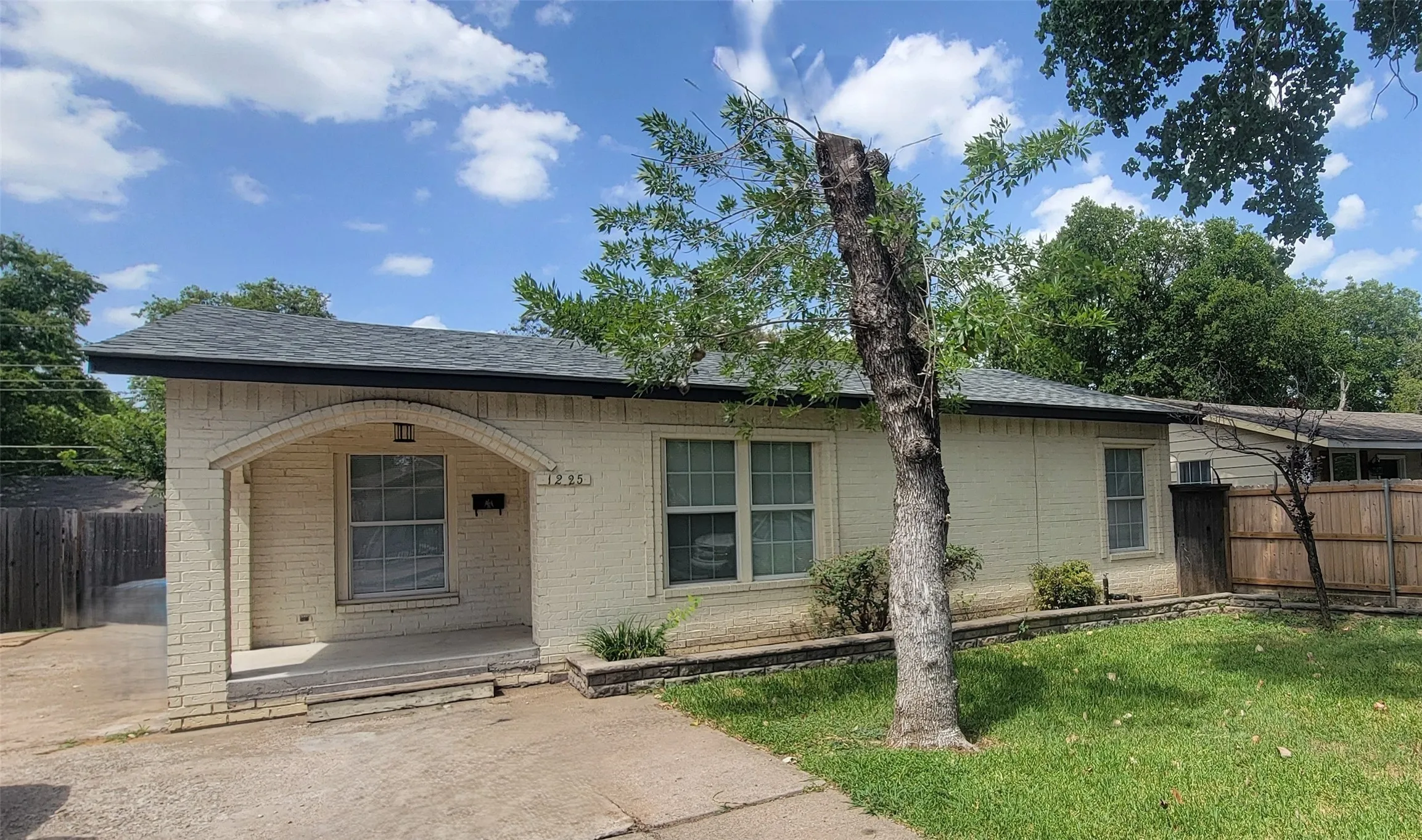 Single Family Residence For Rent in Tarrant County , 1225 Blalock Avenue, Fort Worth, Texas 76115, 3 Bedroom, 1 Bathroom, Garage spaces, 909 Sqft, built in 1955, mls#21344118, Real Estate Agent in Fort Worth, Homes For Rent in Tarrant county, Homes For Rent in Fort Worth, Realtor in Fort Worth Texas, Real Estate Brokerage Independent Realty Texas, Luminita Cordes Realtor