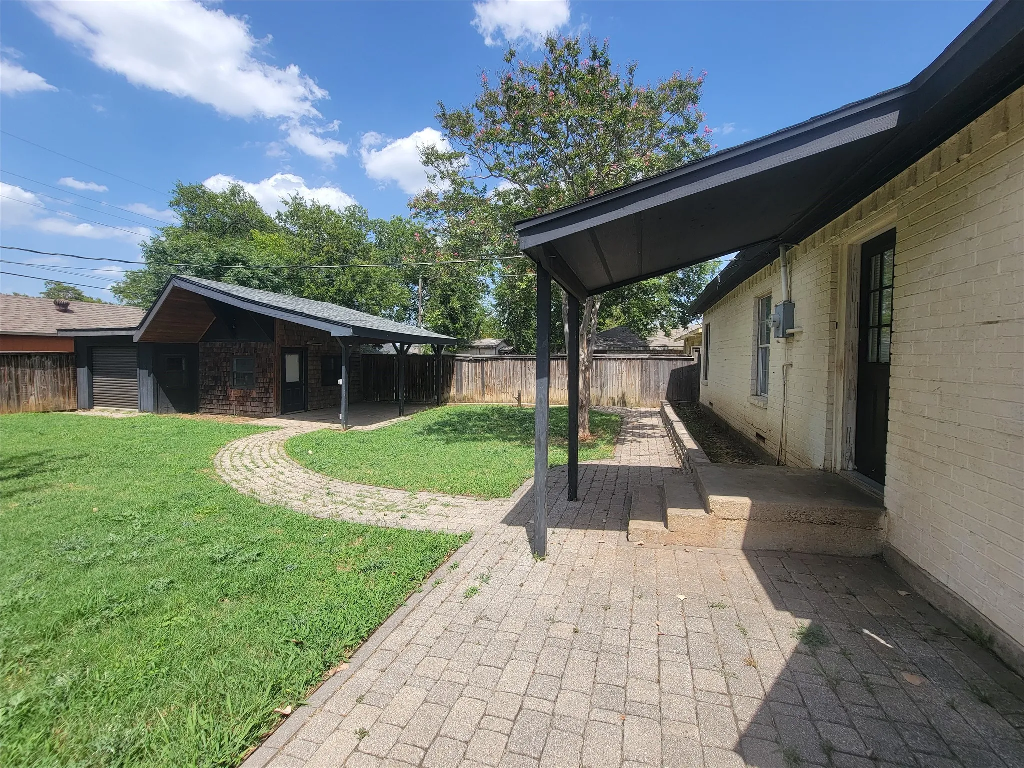 Single Family Residence For Rent in Tarrant County , 1225 Blalock Avenue, Fort Worth, Texas 76115, 3 Bedroom, 1 Bathroom, Garage spaces, 909 Sqft, built in 1955, mls#21344118, Real Estate Agent in Fort Worth, Homes For Rent in Tarrant county, Homes For Rent in Fort Worth, Realtor in Fort Worth Texas, Real Estate Brokerage Independent Realty Texas, Luminita Cordes Realtor