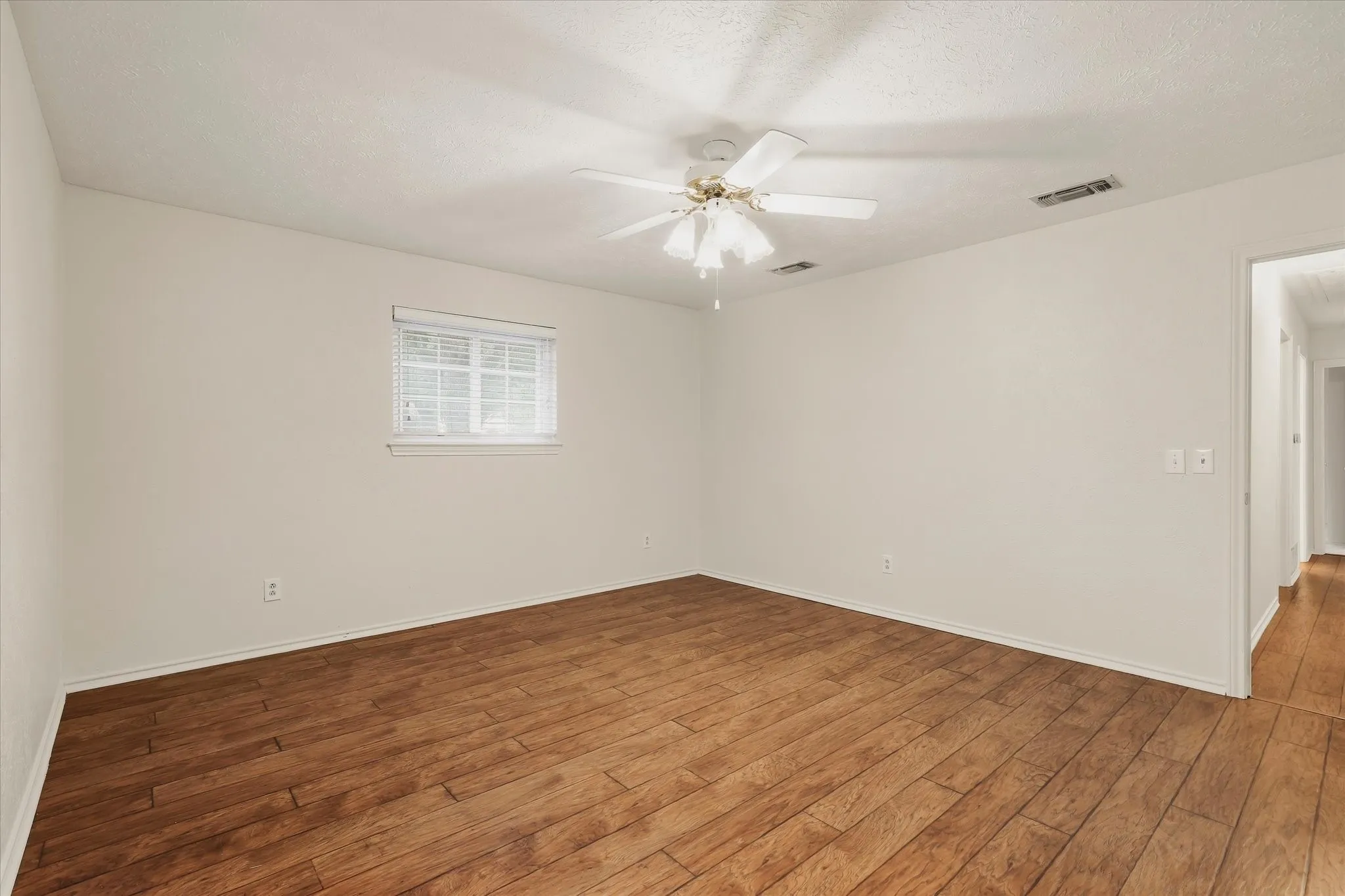 Single Family Residence For Sale in Collin County , 5306 Elisa Lane, Parker, Texas 75002, 4 Bedroom, 2 Bathroom, 2 Garage spaces, 2,022 Sqft, built in 1974, mls#21343994, Real Estate Agent in Parker, Homes For Sale in Collin county, Homes For Sale in Parker, Realtor in Parker Texas, Real Estate Brokerage Independent Realty Texas, Luminita Cordes Realtor