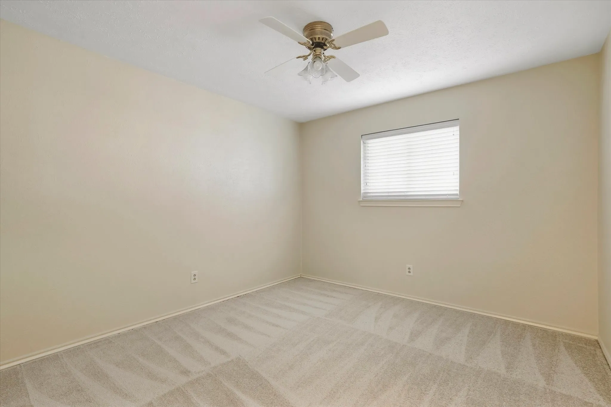 Single Family Residence For Sale in Collin County , 5306 Elisa Lane, Parker, Texas 75002, 4 Bedroom, 2 Bathroom, 2 Garage spaces, 2,022 Sqft, built in 1974, mls#21343994, Real Estate Agent in Parker, Homes For Sale in Collin county, Homes For Sale in Parker, Realtor in Parker Texas, Real Estate Brokerage Independent Realty Texas, Luminita Cordes Realtor
