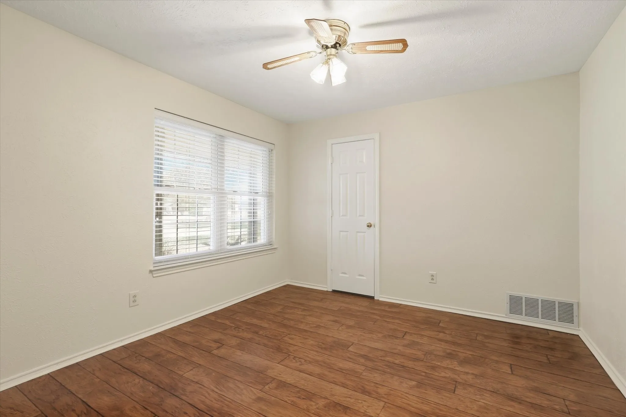 Single Family Residence For Sale in Collin County , 5306 Elisa Lane, Parker, Texas 75002, 4 Bedroom, 2 Bathroom, 2 Garage spaces, 2,022 Sqft, built in 1974, mls#21343994, Real Estate Agent in Parker, Homes For Sale in Collin county, Homes For Sale in Parker, Realtor in Parker Texas, Real Estate Brokerage Independent Realty Texas, Luminita Cordes Realtor