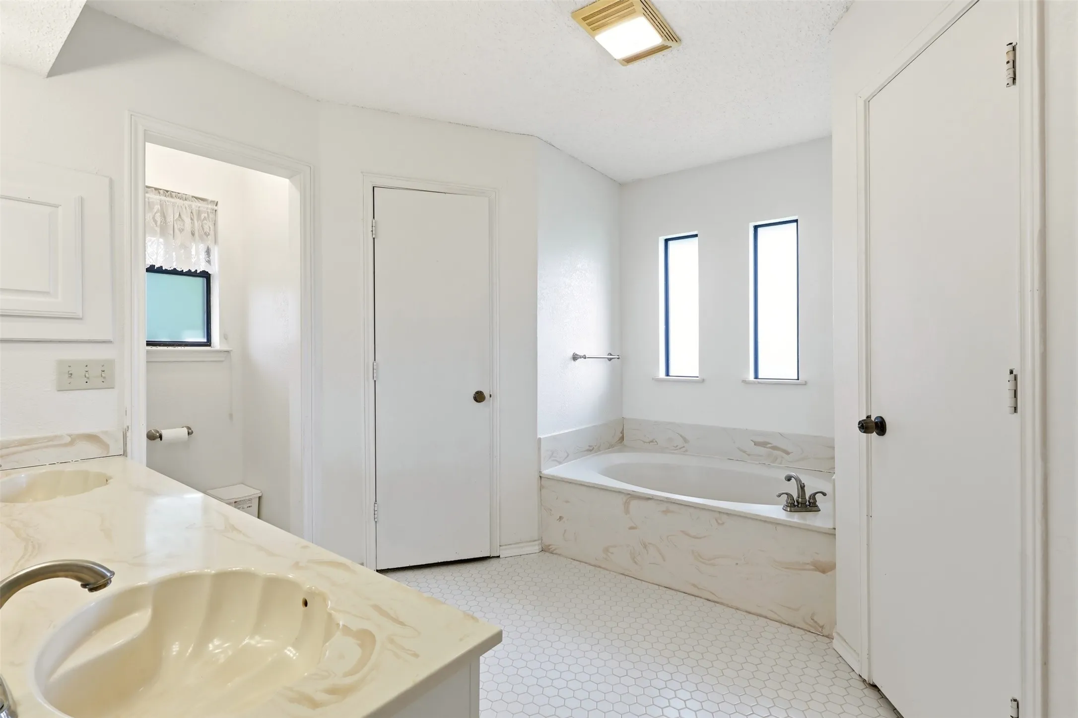Single Family Residence For Sale in Tarrant County , 6713 N Park Drive, North Richland Hills, Texas 76182, 3 Bedroom, 2 Bathroom, 2 Garage spaces, 1,633 Sqft, built in 1985, mls#21335692, Real Estate Agent in North Richland Hills, Homes For Sale in Tarrant county, Homes For Sale in North Richland Hills, Realtor in North Richland Hills Texas, Real Estate Brokerage Independent Realty Texas, Luminita Cordes Realtor