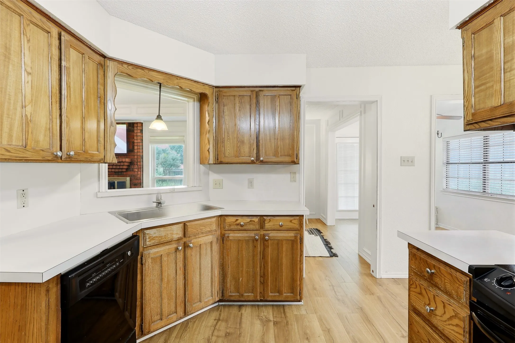 Single Family Residence For Sale in Tarrant County , 6713 N Park Drive, North Richland Hills, Texas 76182, 3 Bedroom, 2 Bathroom, 2 Garage spaces, 1,633 Sqft, built in 1985, mls#21335692, Real Estate Agent in North Richland Hills, Homes For Sale in Tarrant county, Homes For Sale in North Richland Hills, Realtor in North Richland Hills Texas, Real Estate Brokerage Independent Realty Texas, Luminita Cordes Realtor