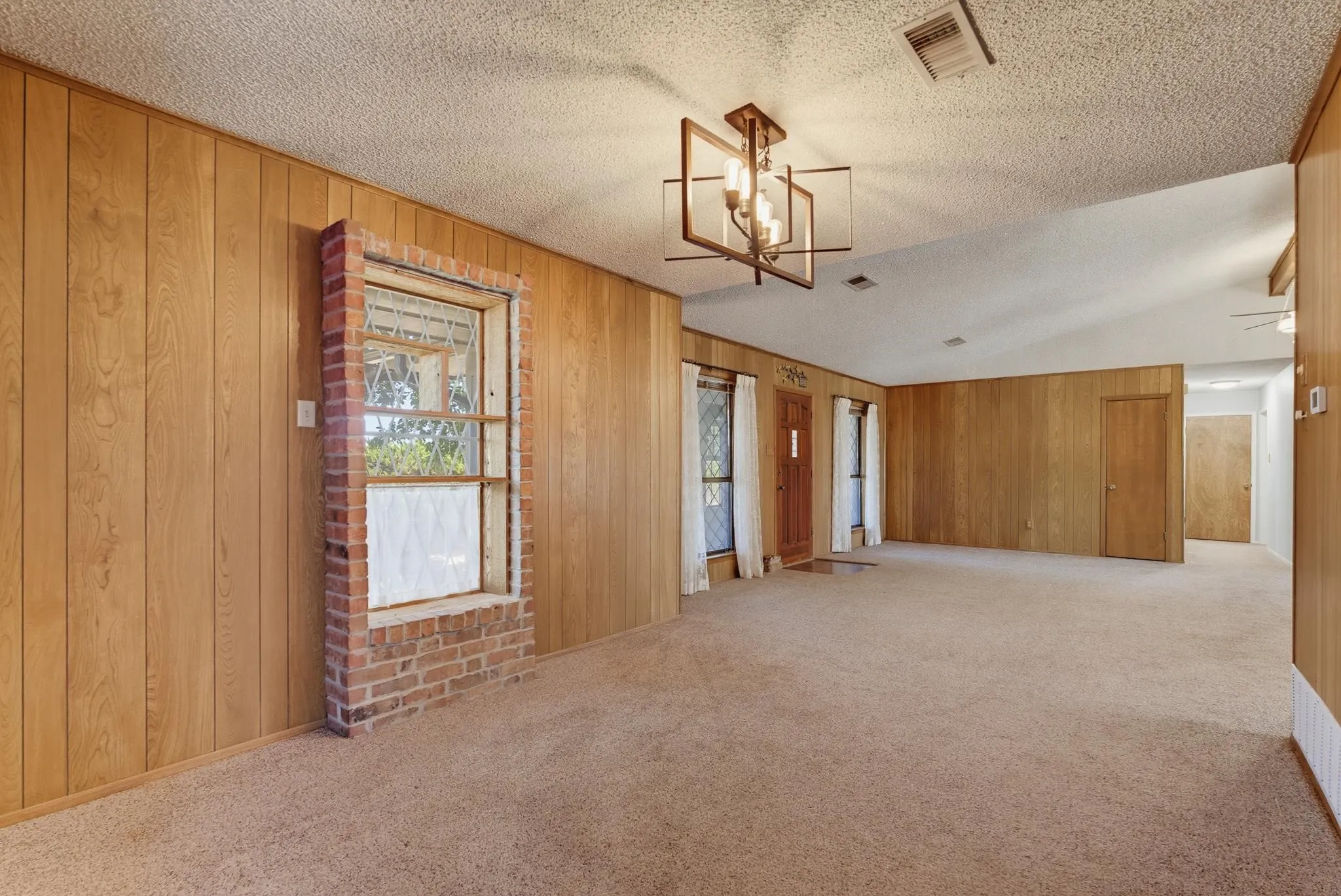 Single Family Residence For Sale in Taylor County , 727 Key Lane, Abilene, Texas 79602, 3 Bedroom, 2 Bathroom, 2 Garage spaces, 2,517 Sqft, built in 1977, mls#21344001, Real Estate Agent in Abilene, Homes For Sale in Taylor county, Homes For Sale in Abilene, Realtor in Abilene Texas, Real Estate Brokerage Independent Realty Texas, Luminita Cordes Realtor
