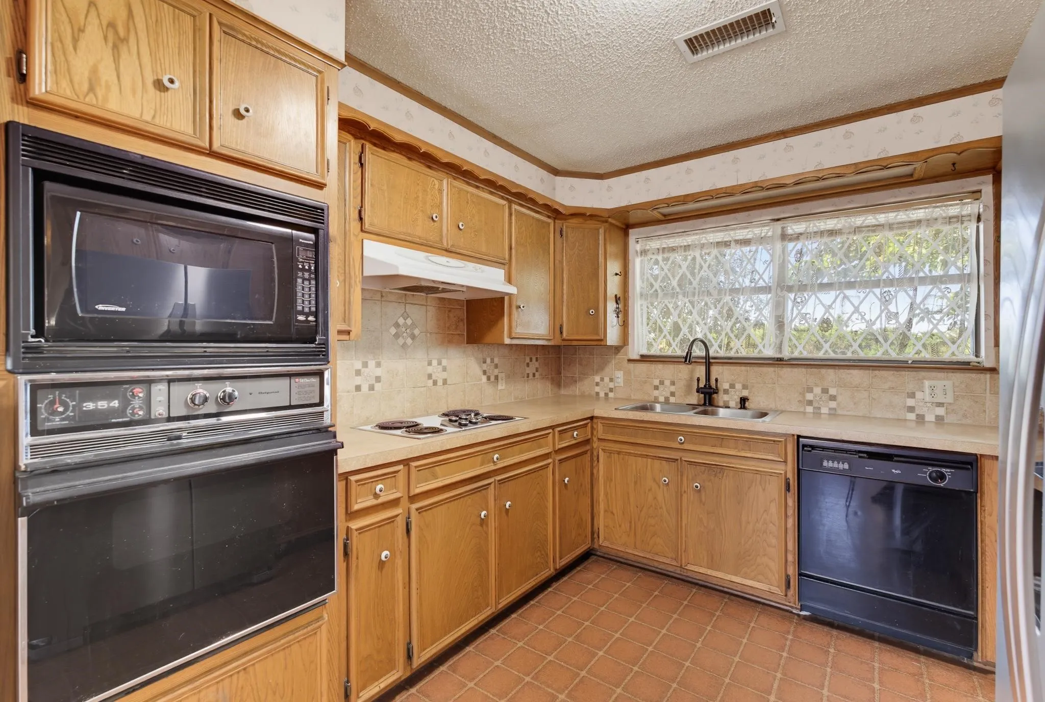 Single Family Residence For Sale in Taylor County , 727 Key Lane, Abilene, Texas 79602, 3 Bedroom, 2 Bathroom, 2 Garage spaces, 2,517 Sqft, built in 1977, mls#21344001, Real Estate Agent in Abilene, Homes For Sale in Taylor county, Homes For Sale in Abilene, Realtor in Abilene Texas, Real Estate Brokerage Independent Realty Texas, Luminita Cordes Realtor