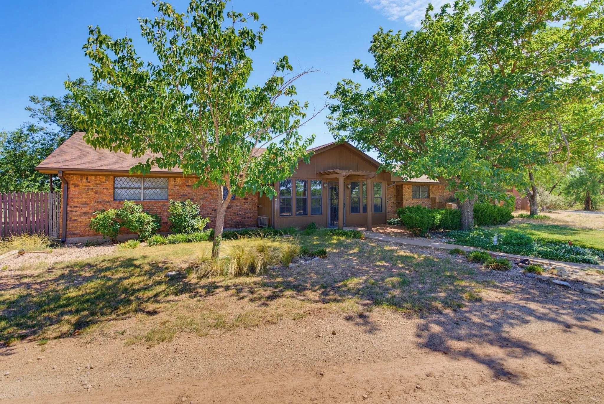 Single Family Residence For Sale in Taylor County , 727 Key Lane, Abilene, Texas 79602, 3 Bedroom, 2 Bathroom, 2 Garage spaces, 2,517 Sqft, built in 1977, mls#21344001, Real Estate Agent in Abilene, Homes For Sale in Taylor county, Homes For Sale in Abilene, Realtor in Abilene Texas, Real Estate Brokerage Independent Realty Texas, Luminita Cordes Realtor