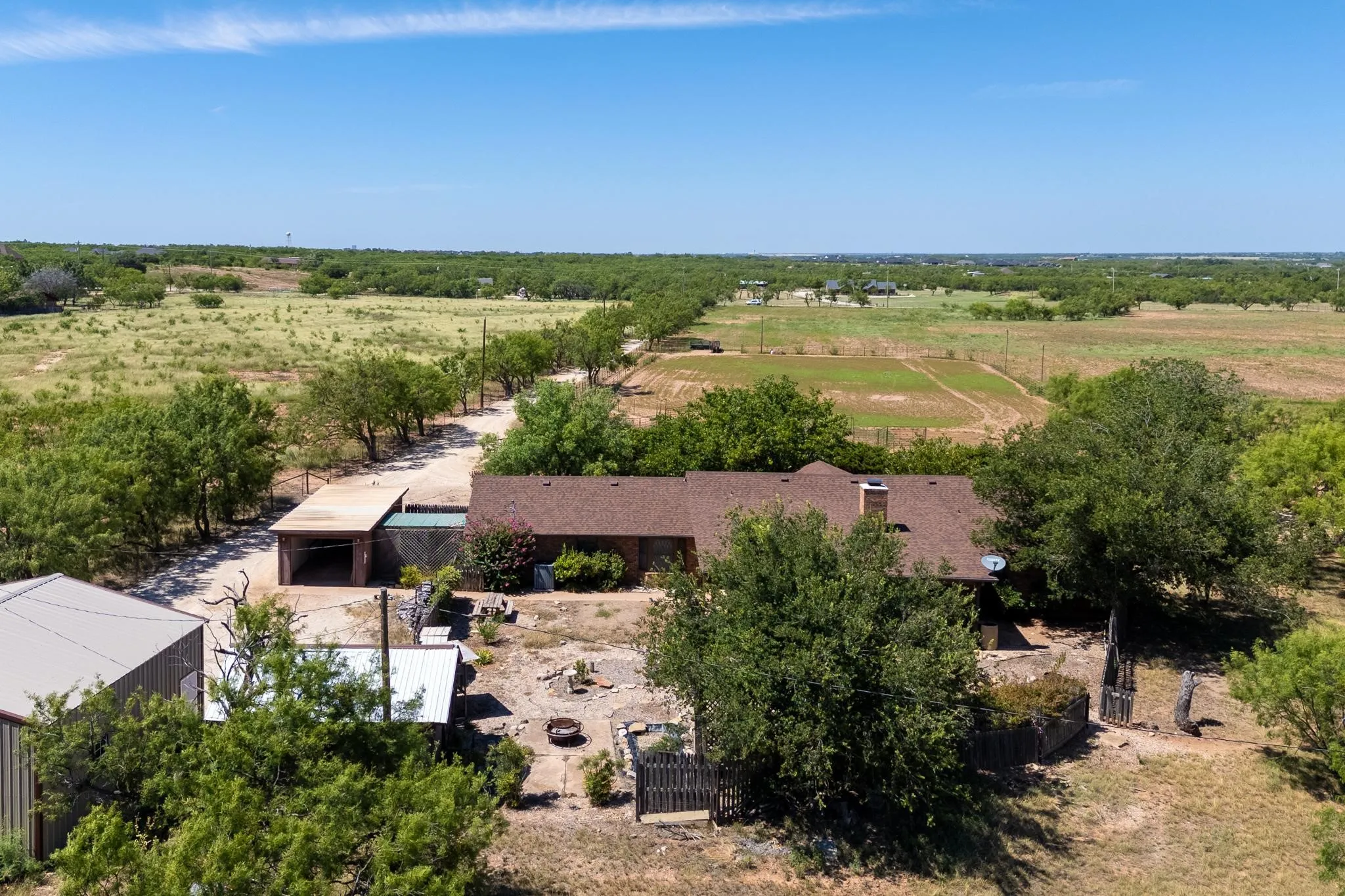 Single Family Residence For Sale in Taylor County , 727 Key Lane, Abilene, Texas 79602, 3 Bedroom, 2 Bathroom, 2 Garage spaces, 2,517 Sqft, built in 1977, mls#21344001, Real Estate Agent in Abilene, Homes For Sale in Taylor county, Homes For Sale in Abilene, Realtor in Abilene Texas, Real Estate Brokerage Independent Realty Texas, Luminita Cordes Realtor