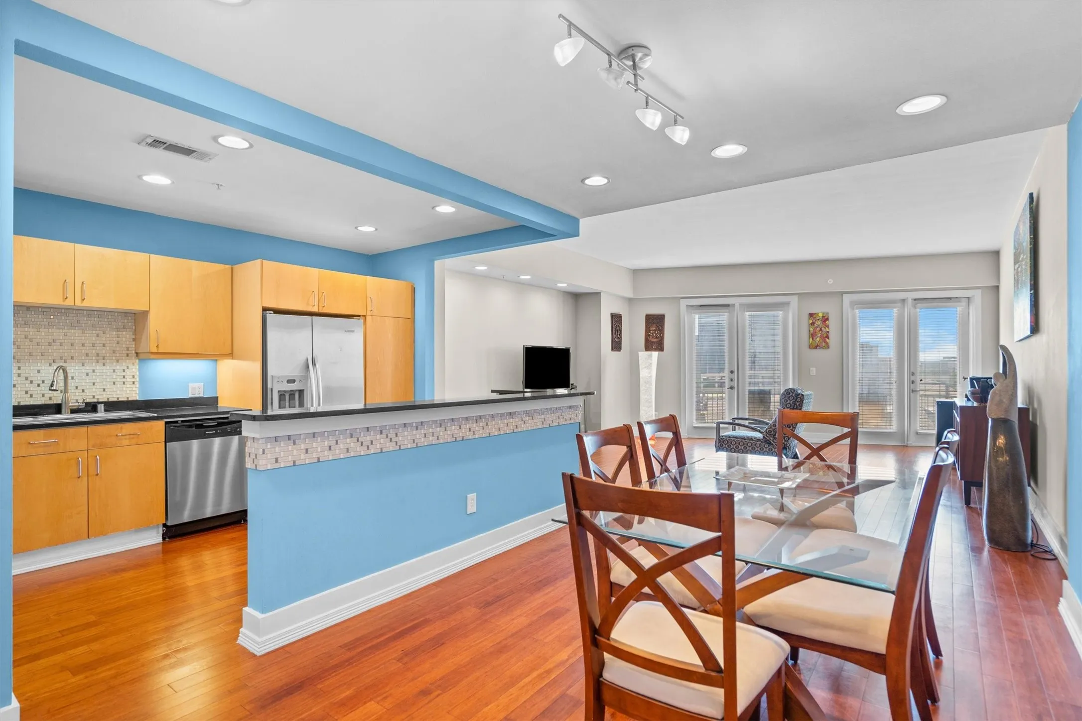 Condominium For Sale in Dallas County , 5055 Addison Circle 713, Addison, Texas 75001, 2 Bedroom, 3 Bathroom, 2 Garage spaces, 1,890 Sqft, built in 2000, mls#21343213, Real Estate Agent in Addison, Homes For Sale in Dallas county, Homes For Sale in Addison, Realtor in Addison Texas, Real Estate Brokerage Independent Realty Texas, Luminita Cordes Realtor