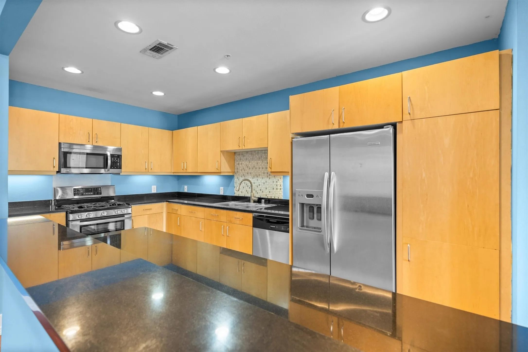 Condominium For Sale in Dallas County , 5055 Addison Circle 713, Addison, Texas 75001, 2 Bedroom, 3 Bathroom, 2 Garage spaces, 1,890 Sqft, built in 2000, mls#21343213, Real Estate Agent in Addison, Homes For Sale in Dallas county, Homes For Sale in Addison, Realtor in Addison Texas, Real Estate Brokerage Independent Realty Texas, Luminita Cordes Realtor