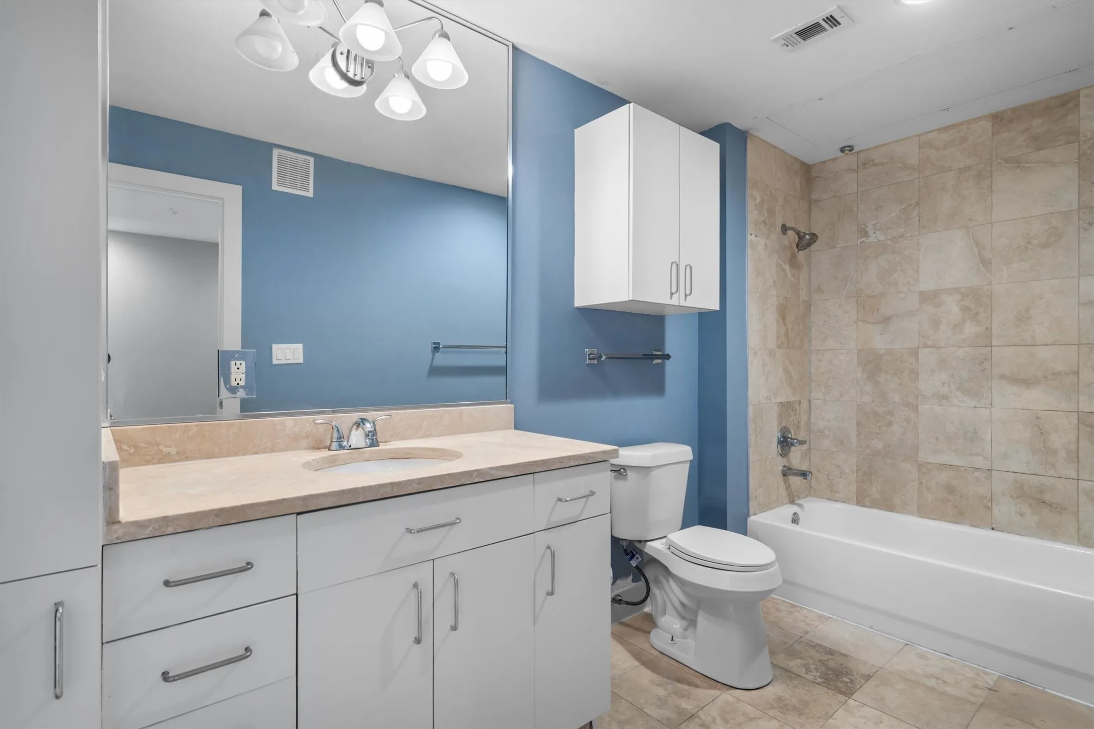 Condominium For Sale in Dallas County , 5055 Addison Circle 713, Addison, Texas 75001, 2 Bedroom, 3 Bathroom, 2 Garage spaces, 1,890 Sqft, built in 2000, mls#21343213, Real Estate Agent in Addison, Homes For Sale in Dallas county, Homes For Sale in Addison, Realtor in Addison Texas, Real Estate Brokerage Independent Realty Texas, Luminita Cordes Realtor