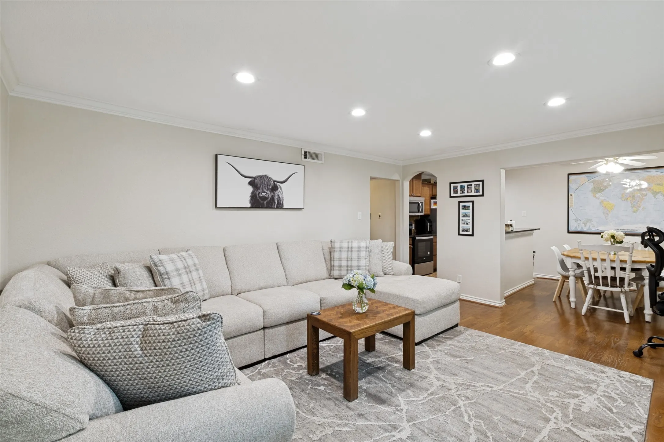 Condominium For Sale in Dallas County , 5832 Sandhurst Lane B, Dallas, Texas 75206, 2 Bedroom, 2 Bathroom, Garage spaces, 1,000 Sqft, built in 1968, mls#21336533, Real Estate Agent in Dallas, Homes For Sale in Dallas county, Homes For Sale in Dallas, Realtor in Dallas Texas, Real Estate Brokerage Independent Realty Texas, Luminita Cordes Realtor