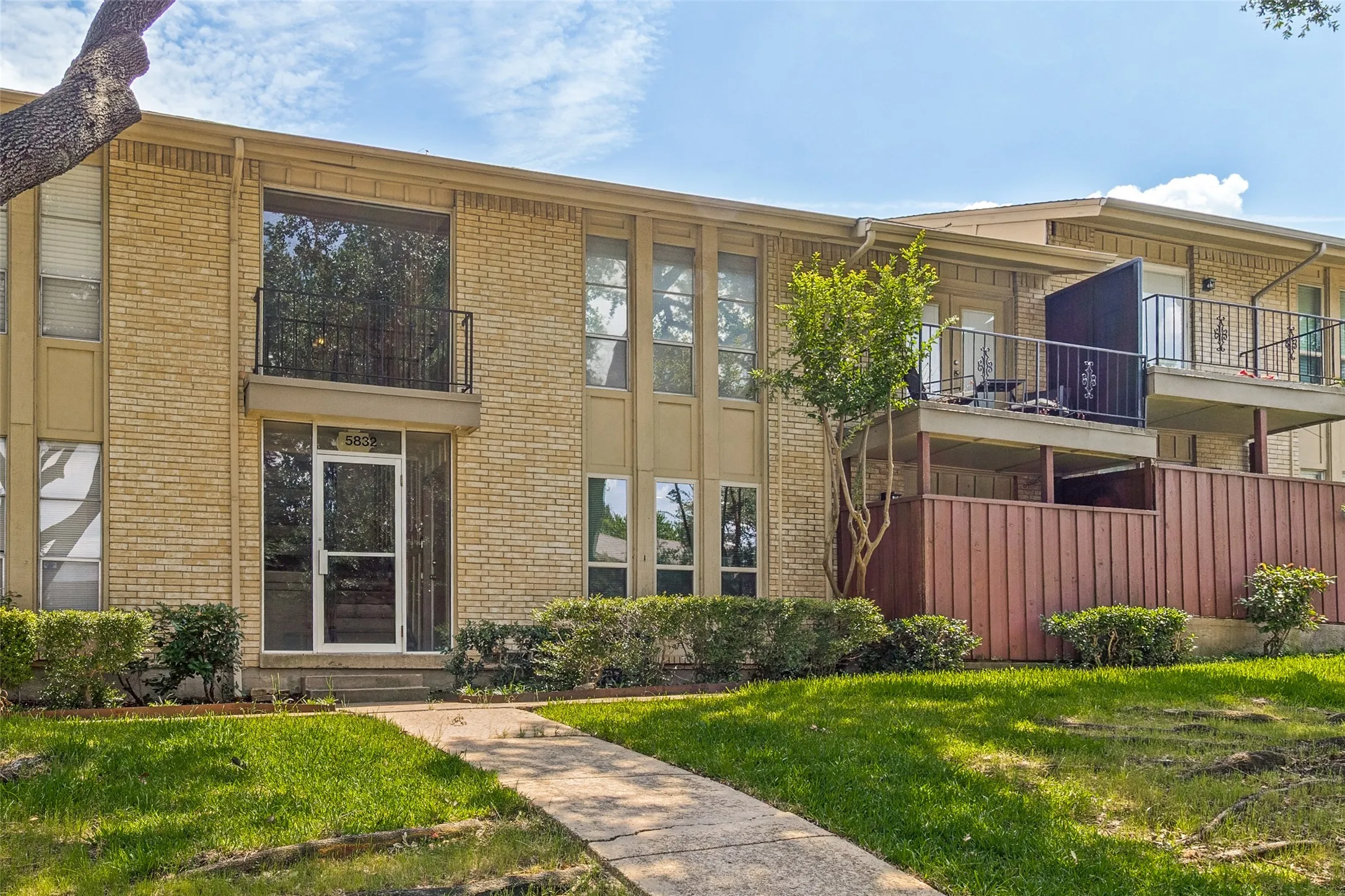 Condominium For Sale in Dallas County , 5832 Sandhurst Lane B, Dallas, Texas 75206, 2 Bedroom, 2 Bathroom, Garage spaces, 1,000 Sqft, built in 1968, mls#21336533, Real Estate Agent in Dallas, Homes For Sale in Dallas county, Homes For Sale in Dallas, Realtor in Dallas Texas, Real Estate Brokerage Independent Realty Texas, Luminita Cordes Realtor