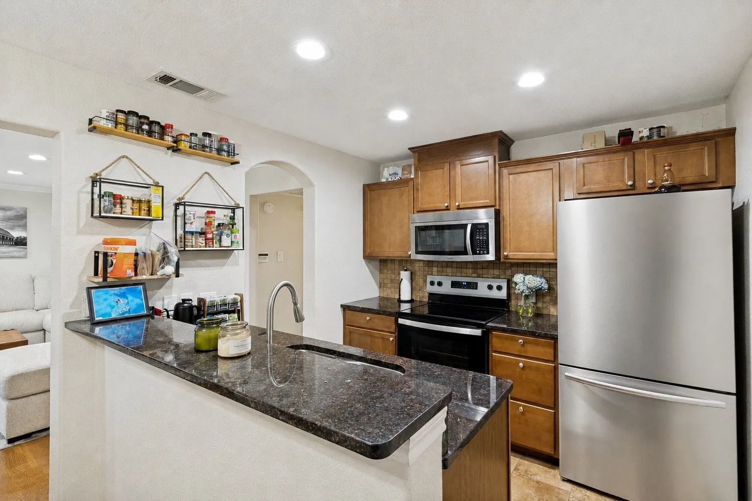 Condominium For Sale in Dallas County , 5832 Sandhurst Lane B, Dallas, Texas 75206, 2 Bedroom, 2 Bathroom, Garage spaces, 1,000 Sqft, built in 1968, mls#21336533, Real Estate Agent in Dallas, Homes For Sale in Dallas county, Homes For Sale in Dallas, Realtor in Dallas Texas, Real Estate Brokerage Independent Realty Texas, Luminita Cordes Realtor