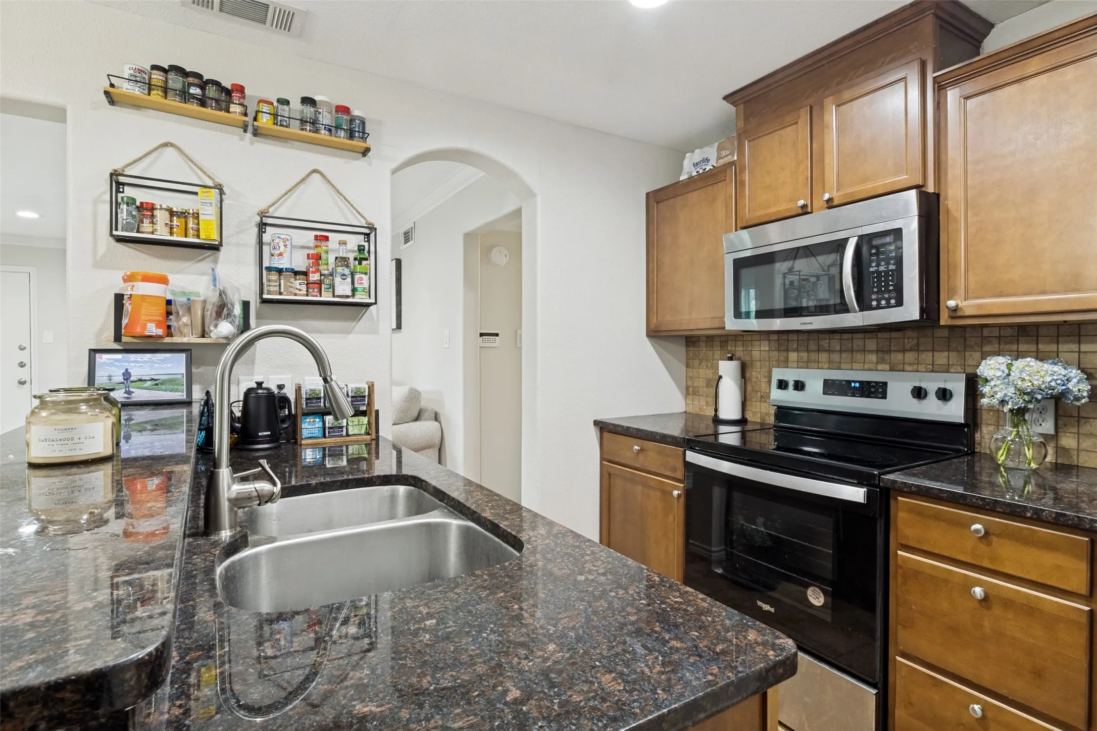 Condominium For Sale in Dallas County , 5832 Sandhurst Lane B, Dallas, Texas 75206, 2 Bedroom, 2 Bathroom, Garage spaces, 1,000 Sqft, built in 1968, mls#21336533, Real Estate Agent in Dallas, Homes For Sale in Dallas county, Homes For Sale in Dallas, Realtor in Dallas Texas, Real Estate Brokerage Independent Realty Texas, Luminita Cordes Realtor