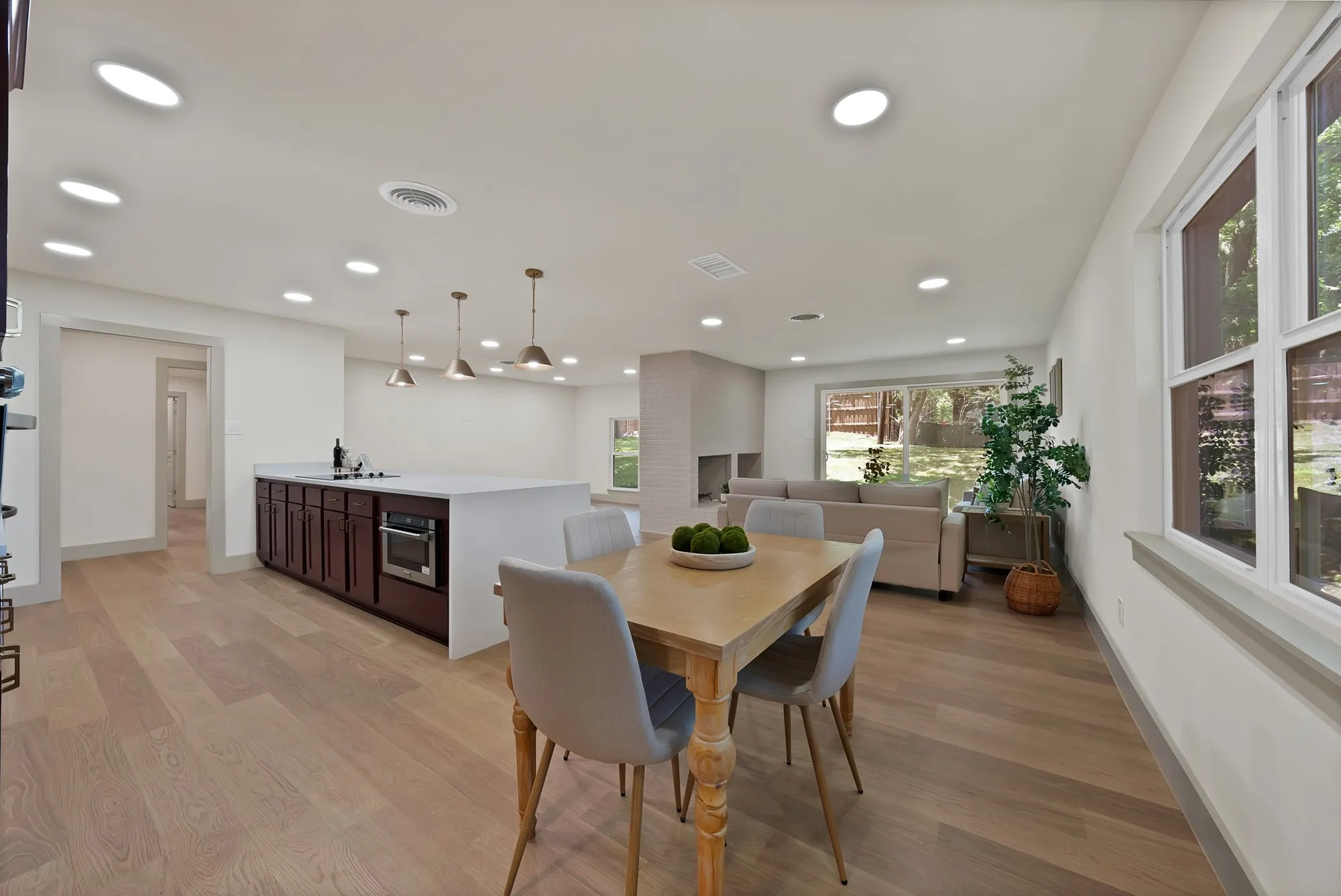 Single Family Residence For Sale in Tarrant County , 1816 Ridgmar Boulevard, Fort Worth, Texas 76116, 3 Bedroom, 2 Bathroom, 2 Garage spaces, 1,760 Sqft, built in 1959, mls#21339260, Real Estate Agent in Fort Worth, Homes For Sale in Tarrant county, Homes For Sale in Fort Worth, Realtor in Fort Worth Texas, Real Estate Brokerage Independent Realty Texas, Luminita Cordes Realtor
