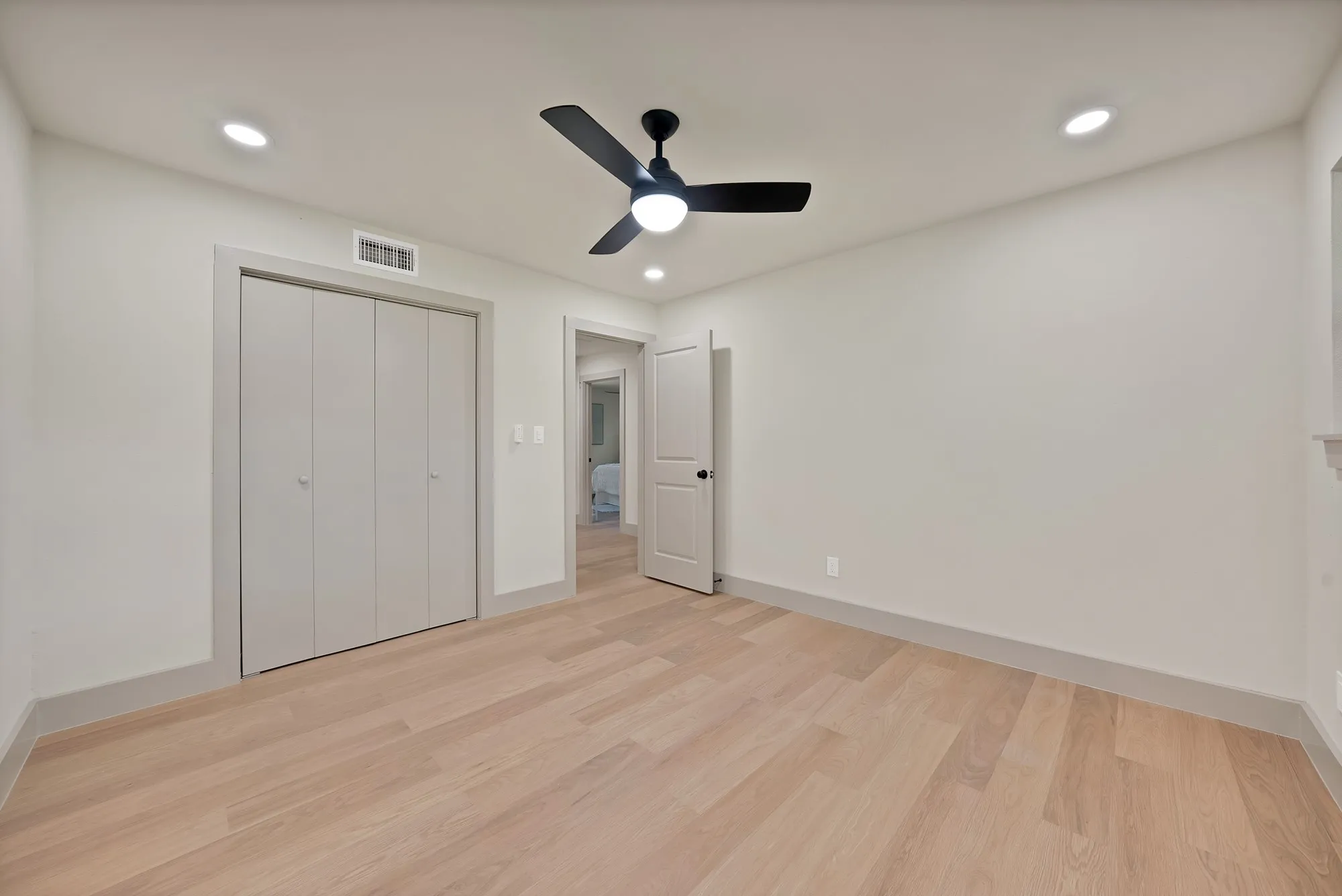 Single Family Residence For Sale in Tarrant County , 1816 Ridgmar Boulevard, Fort Worth, Texas 76116, 3 Bedroom, 2 Bathroom, 2 Garage spaces, 1,760 Sqft, built in 1959, mls#21339260, Real Estate Agent in Fort Worth, Homes For Sale in Tarrant county, Homes For Sale in Fort Worth, Realtor in Fort Worth Texas, Real Estate Brokerage Independent Realty Texas, Luminita Cordes Realtor