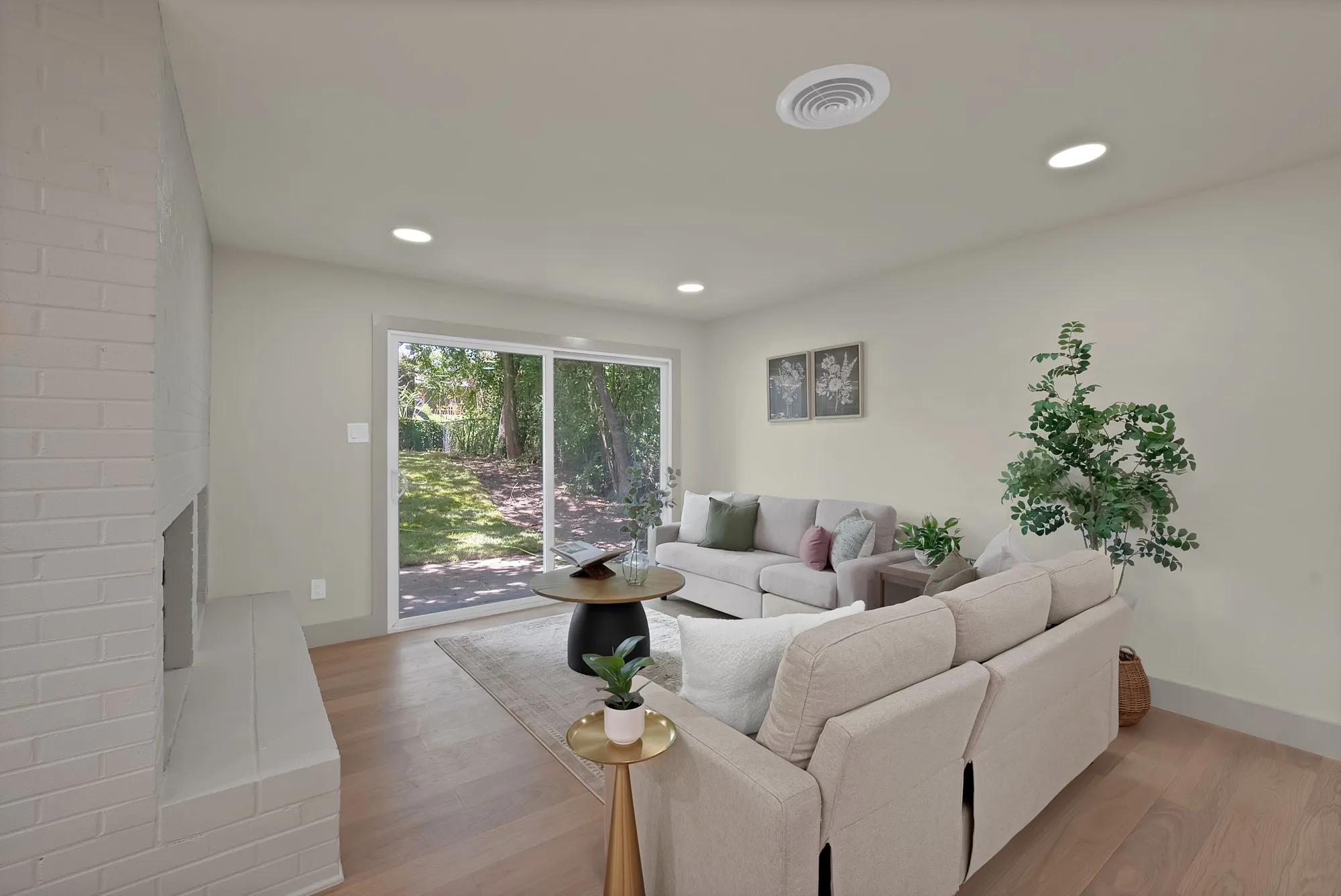 Single Family Residence For Sale in Tarrant County , 1816 Ridgmar Boulevard, Fort Worth, Texas 76116, 3 Bedroom, 2 Bathroom, 2 Garage spaces, 1,760 Sqft, built in 1959, mls#21339260, Real Estate Agent in Fort Worth, Homes For Sale in Tarrant county, Homes For Sale in Fort Worth, Realtor in Fort Worth Texas, Real Estate Brokerage Independent Realty Texas, Luminita Cordes Realtor