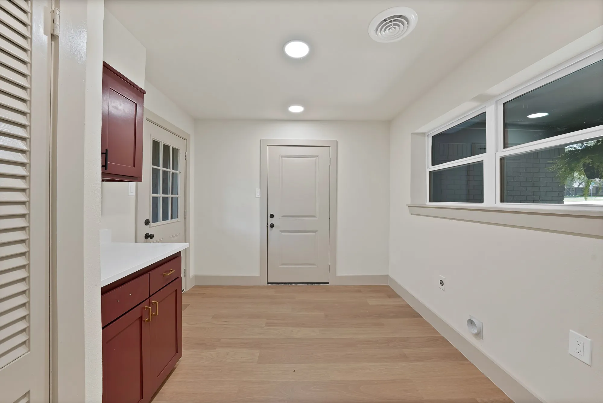 Single Family Residence For Sale in Tarrant County , 1816 Ridgmar Boulevard, Fort Worth, Texas 76116, 3 Bedroom, 2 Bathroom, 2 Garage spaces, 1,760 Sqft, built in 1959, mls#21339260, Real Estate Agent in Fort Worth, Homes For Sale in Tarrant county, Homes For Sale in Fort Worth, Realtor in Fort Worth Texas, Real Estate Brokerage Independent Realty Texas, Luminita Cordes Realtor