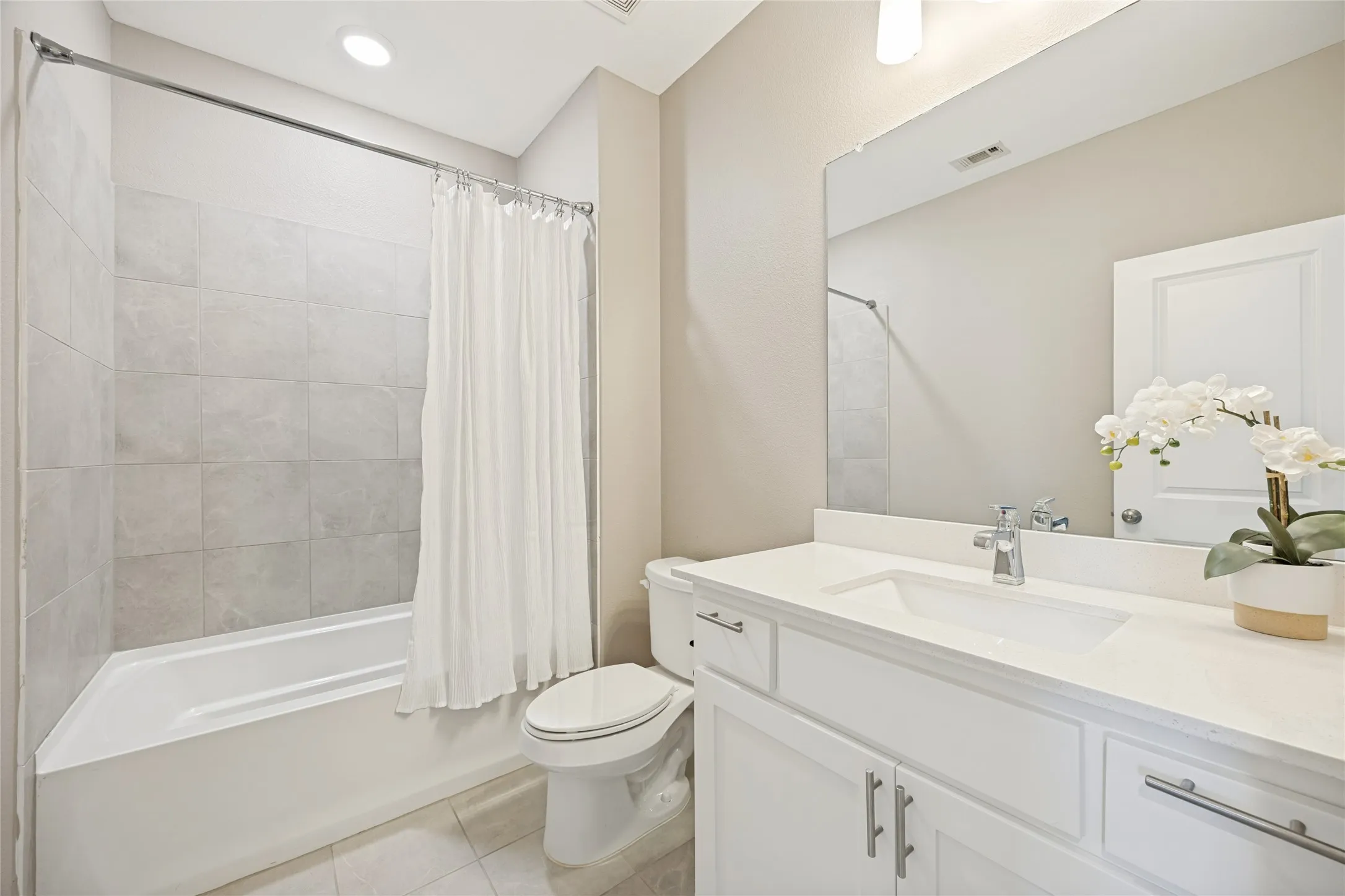 Full bathroom upstairs for second and third bedrooms to share.