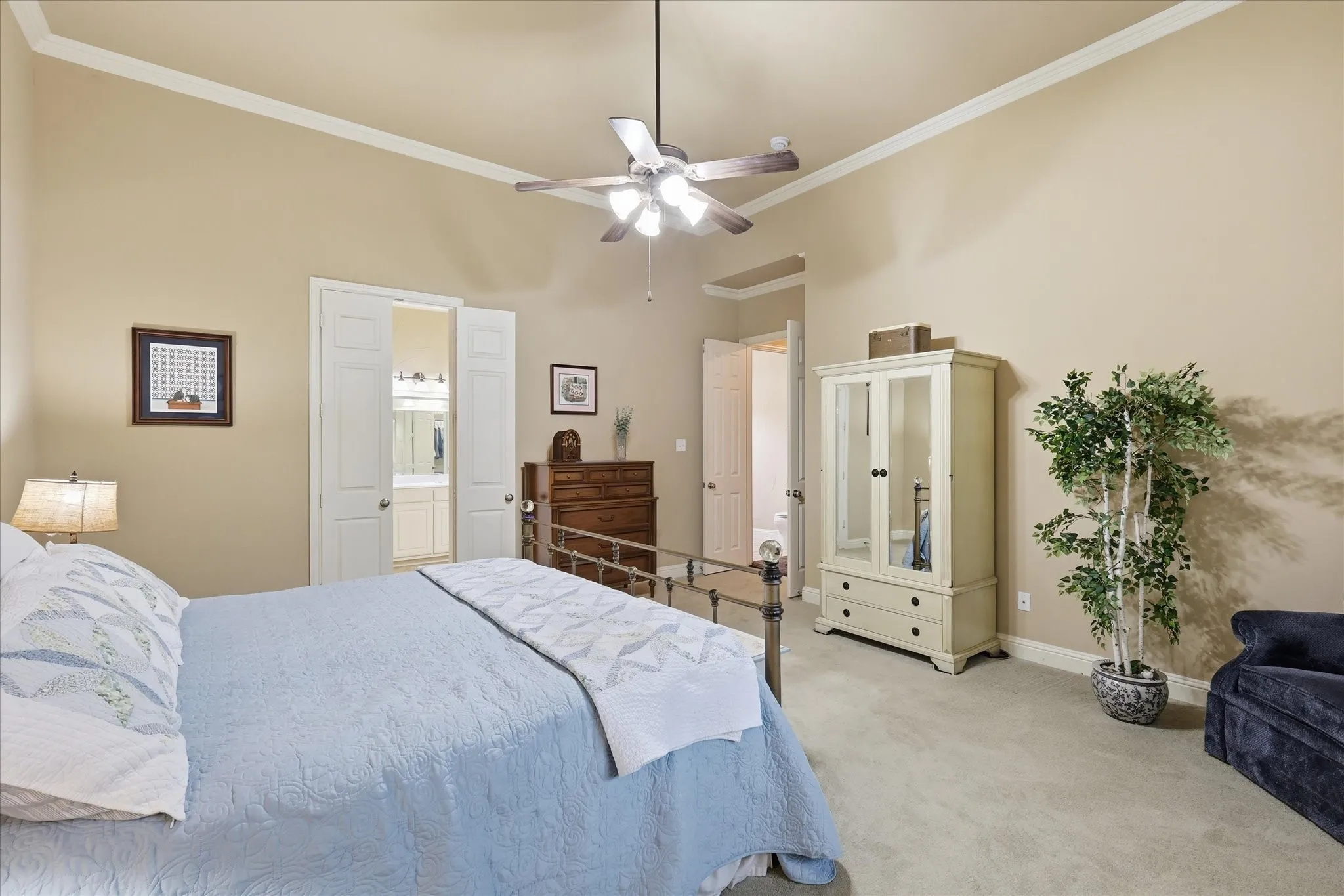 Vaulted ceiling with crown molding and ceiling fan