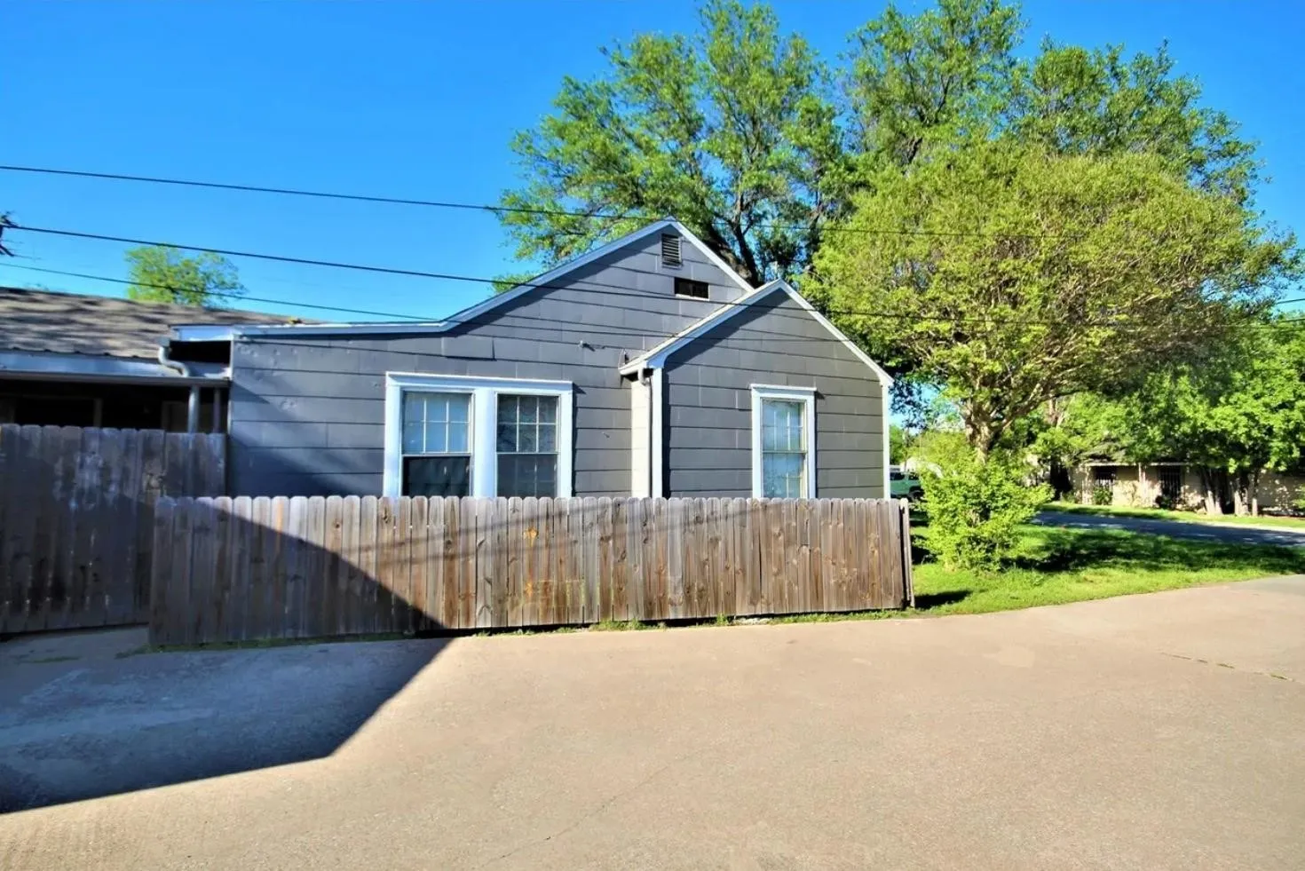 Single Family Residence For Rent in Hunt County , 4504 Stonewall Street, Greenville, Texas 75401, 3 Bedroom, 2 Bathroom, Garage spaces, 1,550 Sqft, built in 1980, mls#21344189, Real Estate Agent in Greenville, Homes For Rent in Hunt county, Homes For Rent in Greenville, Realtor in Greenville Texas, Real Estate Brokerage Independent Realty Texas, Luminita Cordes Realtor