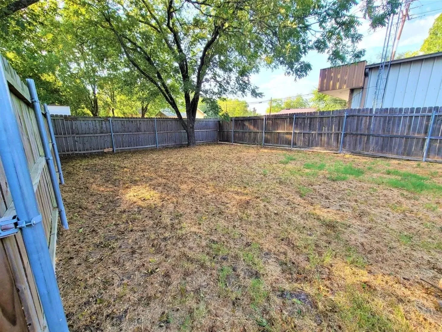 Single Family Residence For Rent in Hunt County , 4504 Stonewall Street, Greenville, Texas 75401, 3 Bedroom, 2 Bathroom, Garage spaces, 1,550 Sqft, built in 1980, mls#21344189, Real Estate Agent in Greenville, Homes For Rent in Hunt county, Homes For Rent in Greenville, Realtor in Greenville Texas, Real Estate Brokerage Independent Realty Texas, Luminita Cordes Realtor
