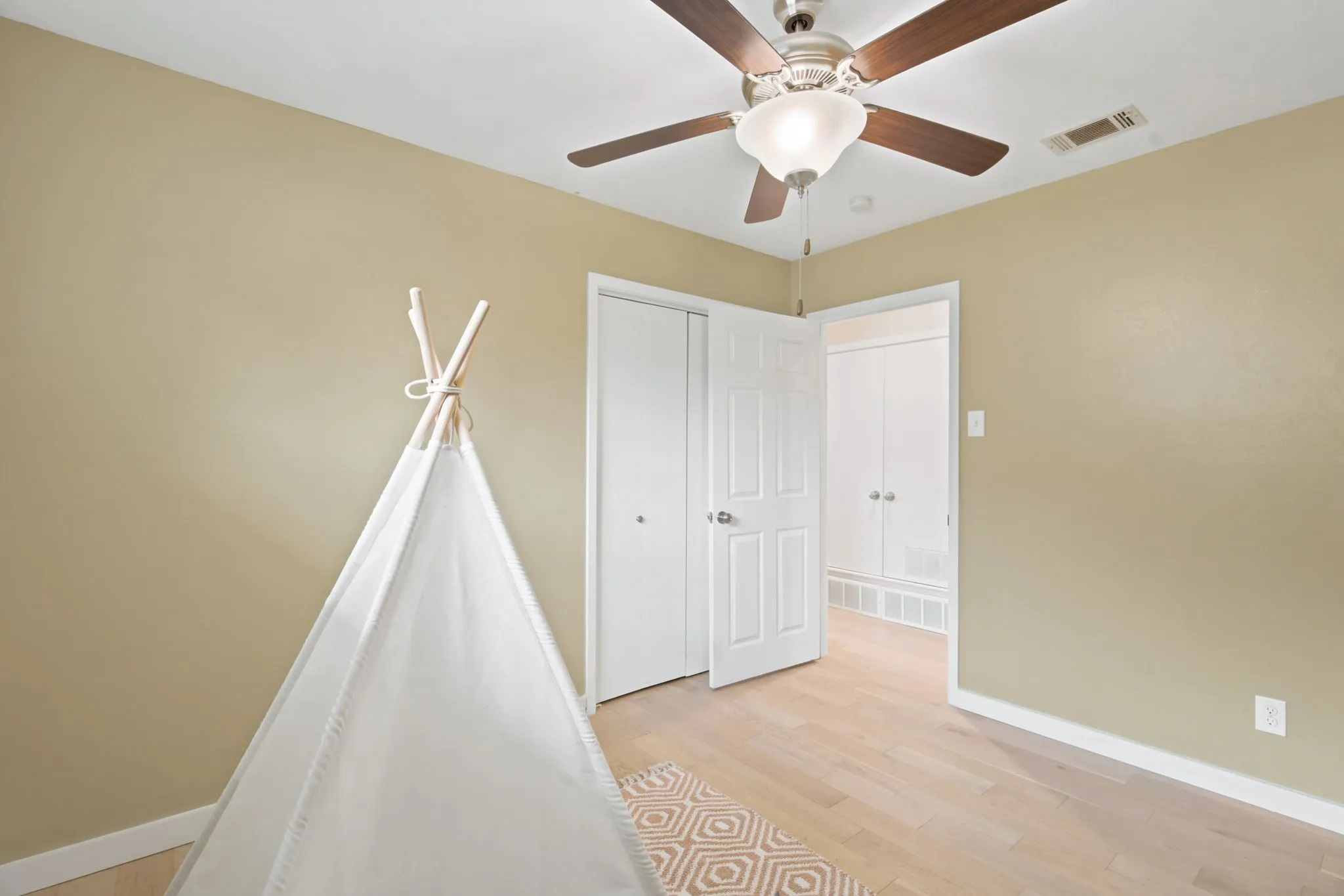 Single Family Residence For Sale in Dallas County , 1210 Weathered Street, Irving, Texas 75062, 3 Bedroom, 2 Bathroom, 2 Garage spaces, 1,745 Sqft, built in 1964, mls#21337745, Real Estate Agent in Irving, Homes For Sale in Dallas county, Homes For Sale in Irving, Realtor in Irving Texas, Real Estate Brokerage Independent Realty Texas, Luminita Cordes Realtor