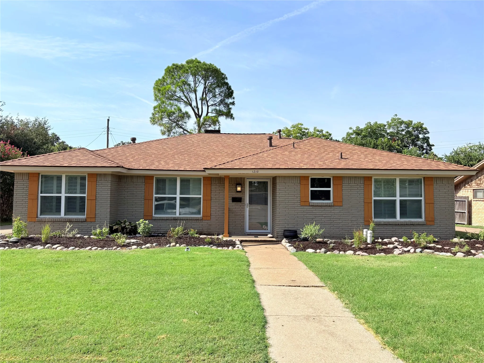 Single Family Residence For Sale in Dallas County , 1210 Weathered Street, Irving, Texas 75062, 3 Bedroom, 2 Bathroom, 2 Garage spaces, 1,745 Sqft, built in 1964, mls#21337745, Real Estate Agent in Irving, Homes For Sale in Dallas county, Homes For Sale in Irving, Realtor in Irving Texas, Real Estate Brokerage Independent Realty Texas, Luminita Cordes Realtor