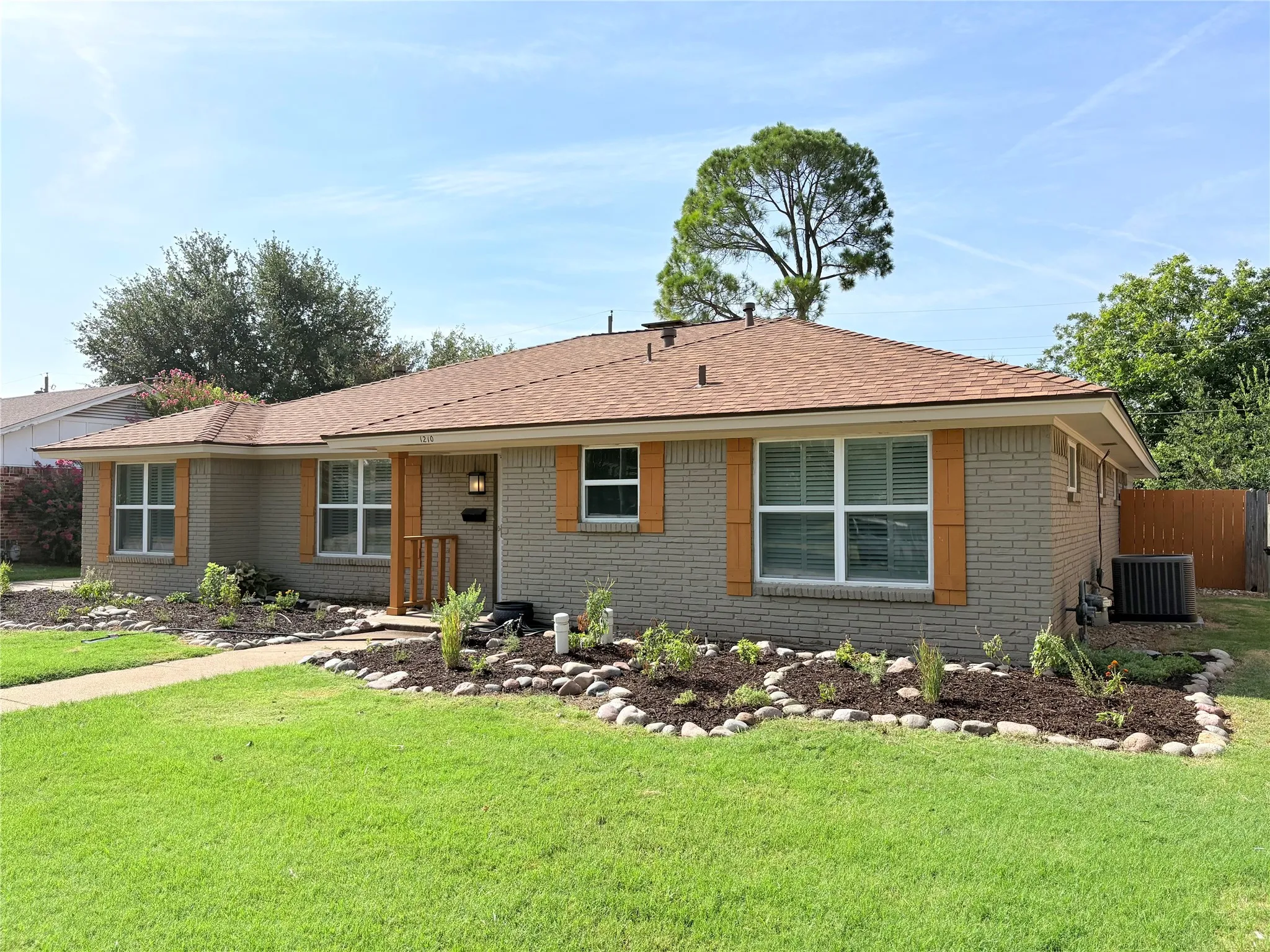 Single Family Residence For Sale in Dallas County , 1210 Weathered Street, Irving, Texas 75062, 3 Bedroom, 2 Bathroom, 2 Garage spaces, 1,745 Sqft, built in 1964, mls#21337745, Real Estate Agent in Irving, Homes For Sale in Dallas county, Homes For Sale in Irving, Realtor in Irving Texas, Real Estate Brokerage Independent Realty Texas, Luminita Cordes Realtor