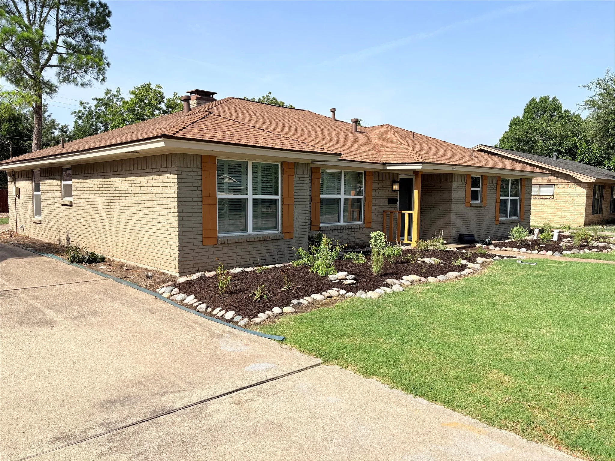 Single Family Residence For Sale in Dallas County , 1210 Weathered Street, Irving, Texas 75062, 3 Bedroom, 2 Bathroom, 2 Garage spaces, 1,745 Sqft, built in 1964, mls#21337745, Real Estate Agent in Irving, Homes For Sale in Dallas county, Homes For Sale in Irving, Realtor in Irving Texas, Real Estate Brokerage Independent Realty Texas, Luminita Cordes Realtor