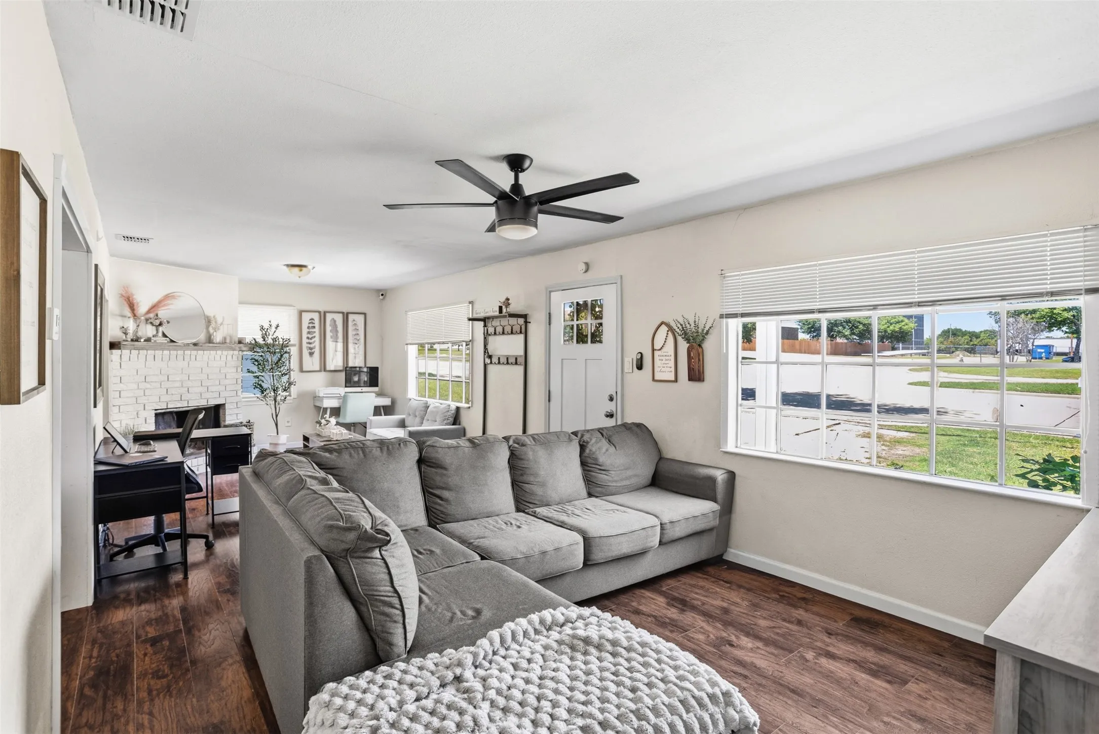 Single Family Residence For Rent in Dallas County , 516 E Wintergreen Road, De Soto, Texas 75115, 4 Bedroom, 1 Bathroom, Garage spaces, 1,738 Sqft, built in 1955, mls#21344195, Real Estate Agent in De Soto, Homes For Rent in Dallas county, Homes For Rent in De Soto, Realtor in De Soto Texas, Real Estate Brokerage Independent Realty Texas, Luminita Cordes Realtor