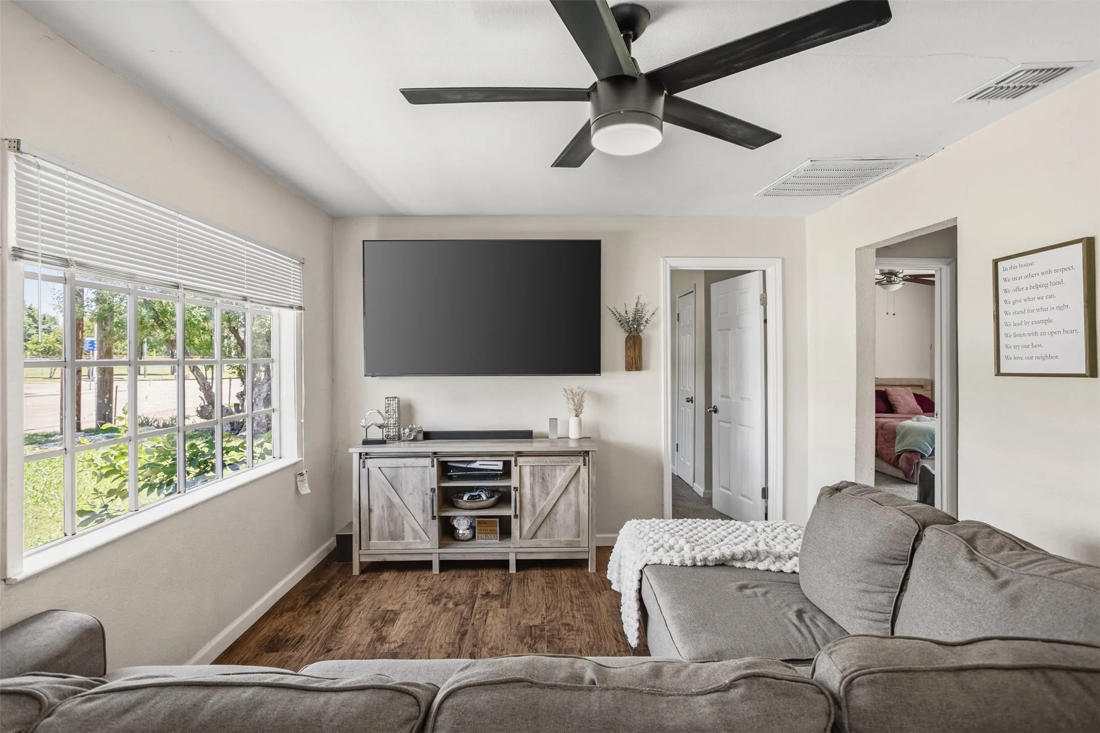 Single Family Residence For Rent in Dallas County , 516 E Wintergreen Road, De Soto, Texas 75115, 4 Bedroom, 1 Bathroom, Garage spaces, 1,738 Sqft, built in 1955, mls#21344195, Real Estate Agent in De Soto, Homes For Rent in Dallas county, Homes For Rent in De Soto, Realtor in De Soto Texas, Real Estate Brokerage Independent Realty Texas, Luminita Cordes Realtor