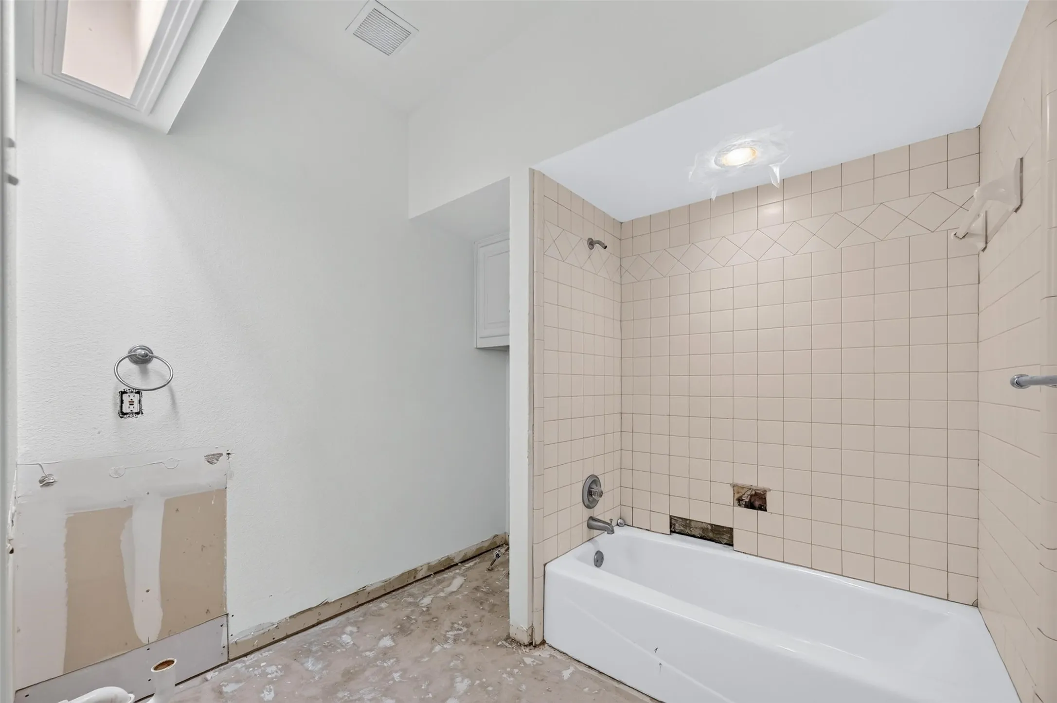 Single Family Residence For Sale in Collin County , 6710 Windrock Road, Dallas, Texas 75252, 5 Bedroom, 4 Bathroom, 3 Garage spaces, 3,120 Sqft, built in 1993, mls#21343111, Real Estate Agent in Dallas, Homes For Sale in Collin county, Homes For Sale in Dallas, Realtor in Dallas Texas, Real Estate Brokerage Independent Realty Texas, Luminita Cordes Realtor