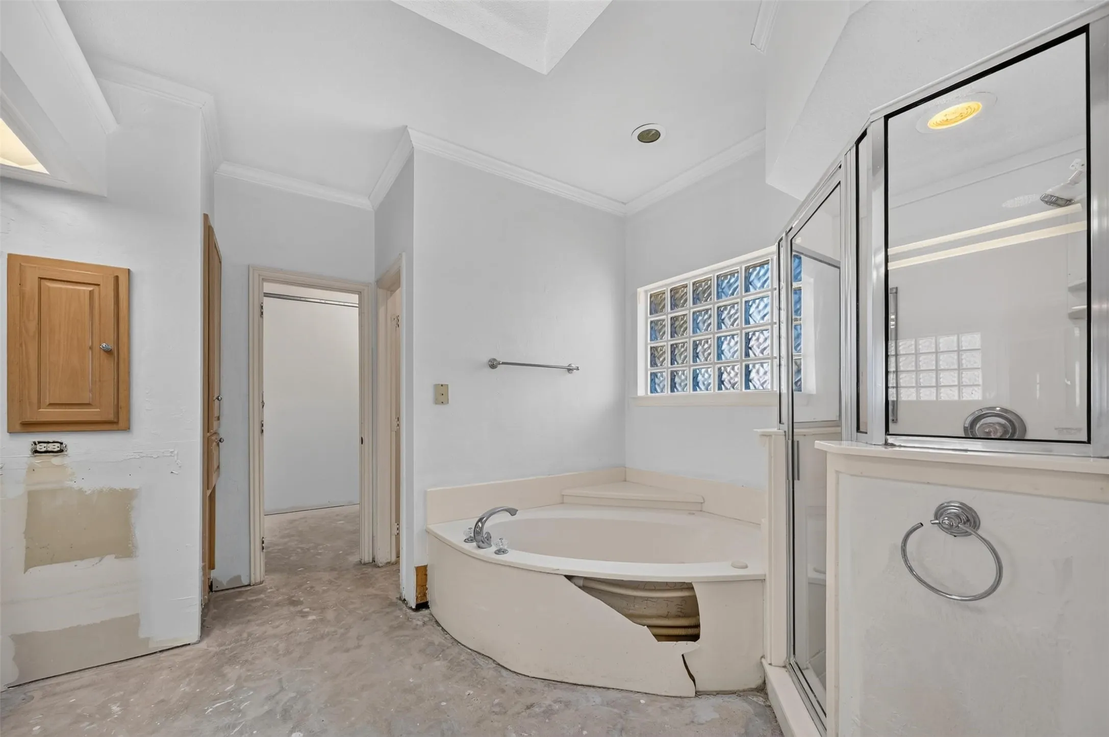 Single Family Residence For Sale in Collin County , 6710 Windrock Road, Dallas, Texas 75252, 5 Bedroom, 4 Bathroom, 3 Garage spaces, 3,120 Sqft, built in 1993, mls#21343111, Real Estate Agent in Dallas, Homes For Sale in Collin county, Homes For Sale in Dallas, Realtor in Dallas Texas, Real Estate Brokerage Independent Realty Texas, Luminita Cordes Realtor