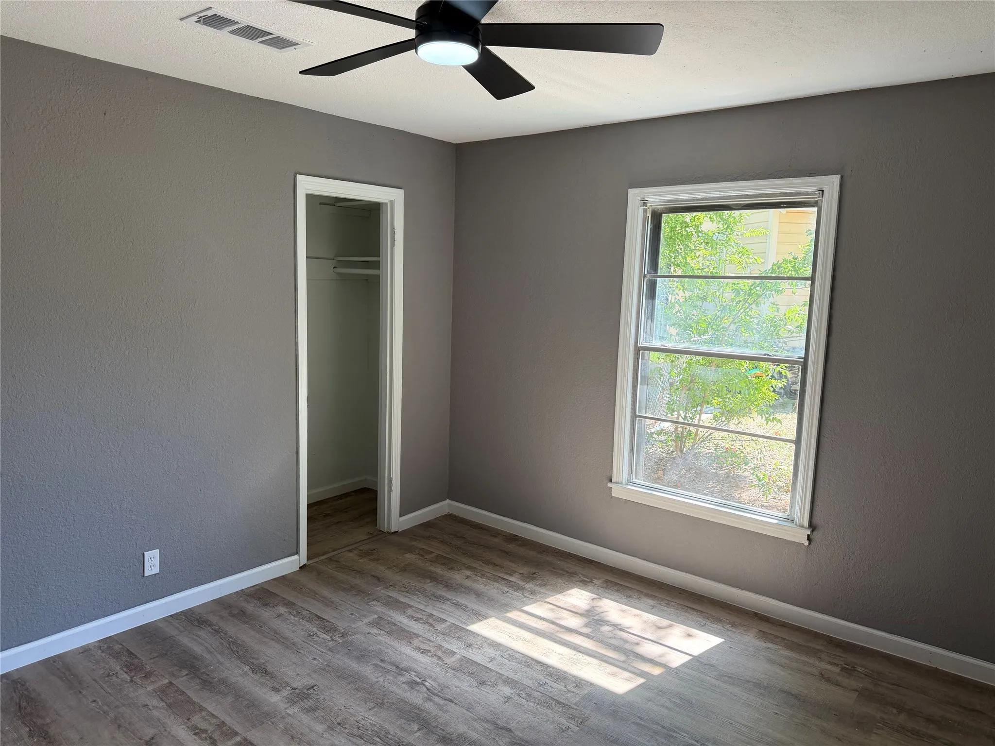 Single Family Residence For Sale in Palo Pinto County , 2111 SE 19th Street, Mineral Wells, Texas 76067, 3 Bedrooms, 2 Bathrooms, Garage spaces, 1,116 Sqft, built in 1951, Price $189,900, mls#21344151, Real Estate Agent in Mineral Wells, Homes For Sale in Palo Pinto county, Homes For Sale in Mineral Wells, Realtor in Mineral Wells Texas, Real Estate Brokerage Independent Realty Texas, Luminita Cordes Realtor